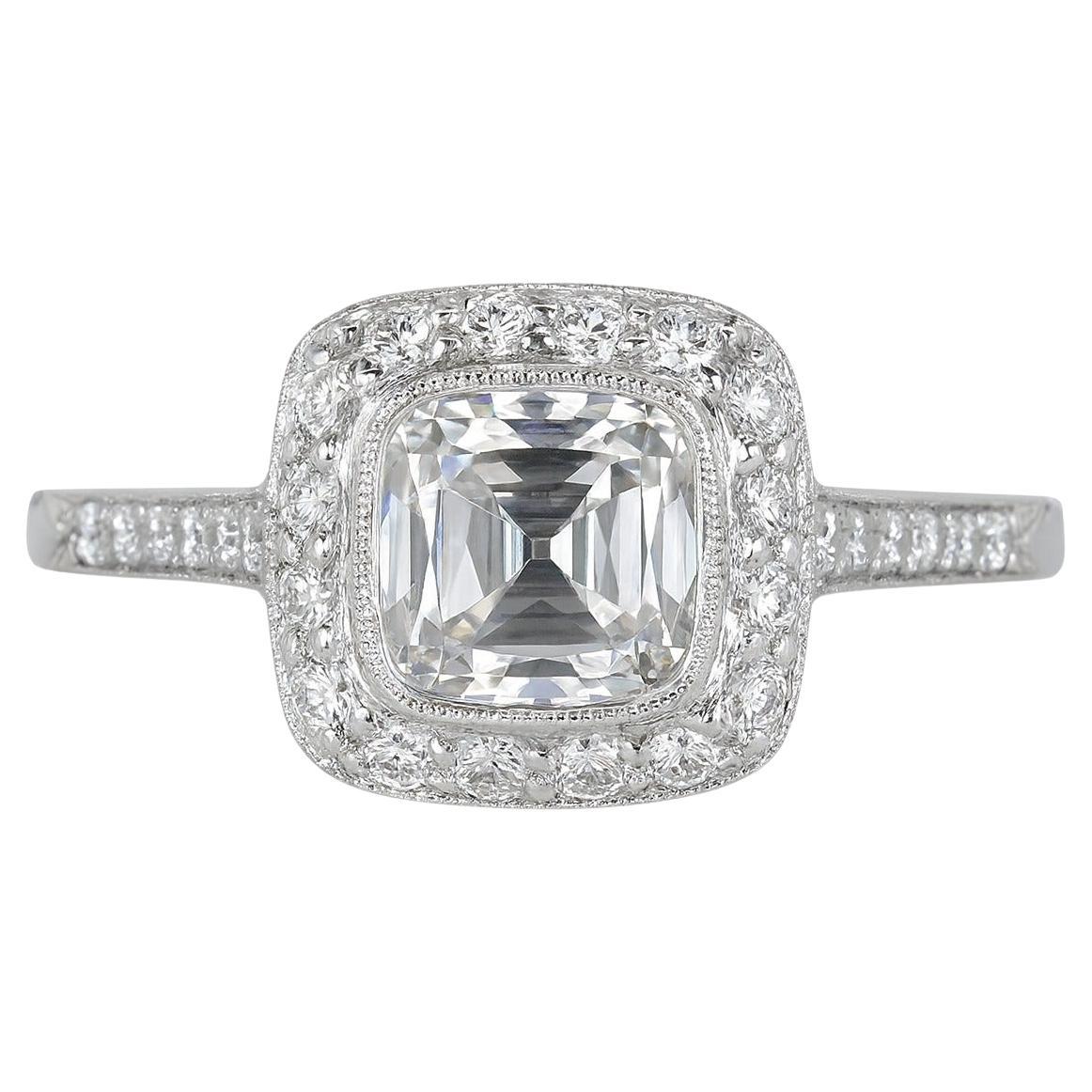 Tiffany & Co. Anillo de compromiso de diamantes en cojín Legacy en venta