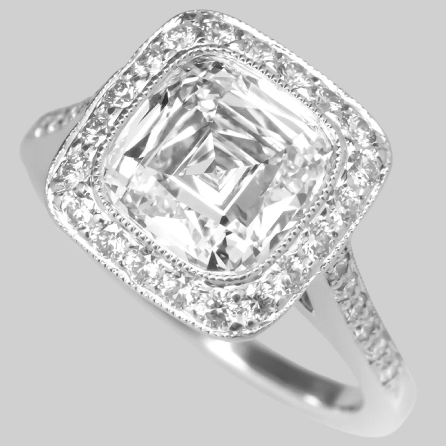 Taille poire Tiffany & Co. Bague de fiançailles en platine à diamant coussin Legacy Solitaire  en vente