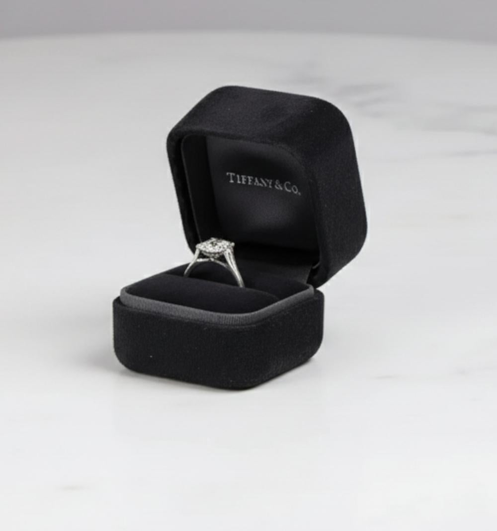 Contemporain Tiffany & Co. Bague de fiançailles en platine avec diamant coussin Legacy en vente