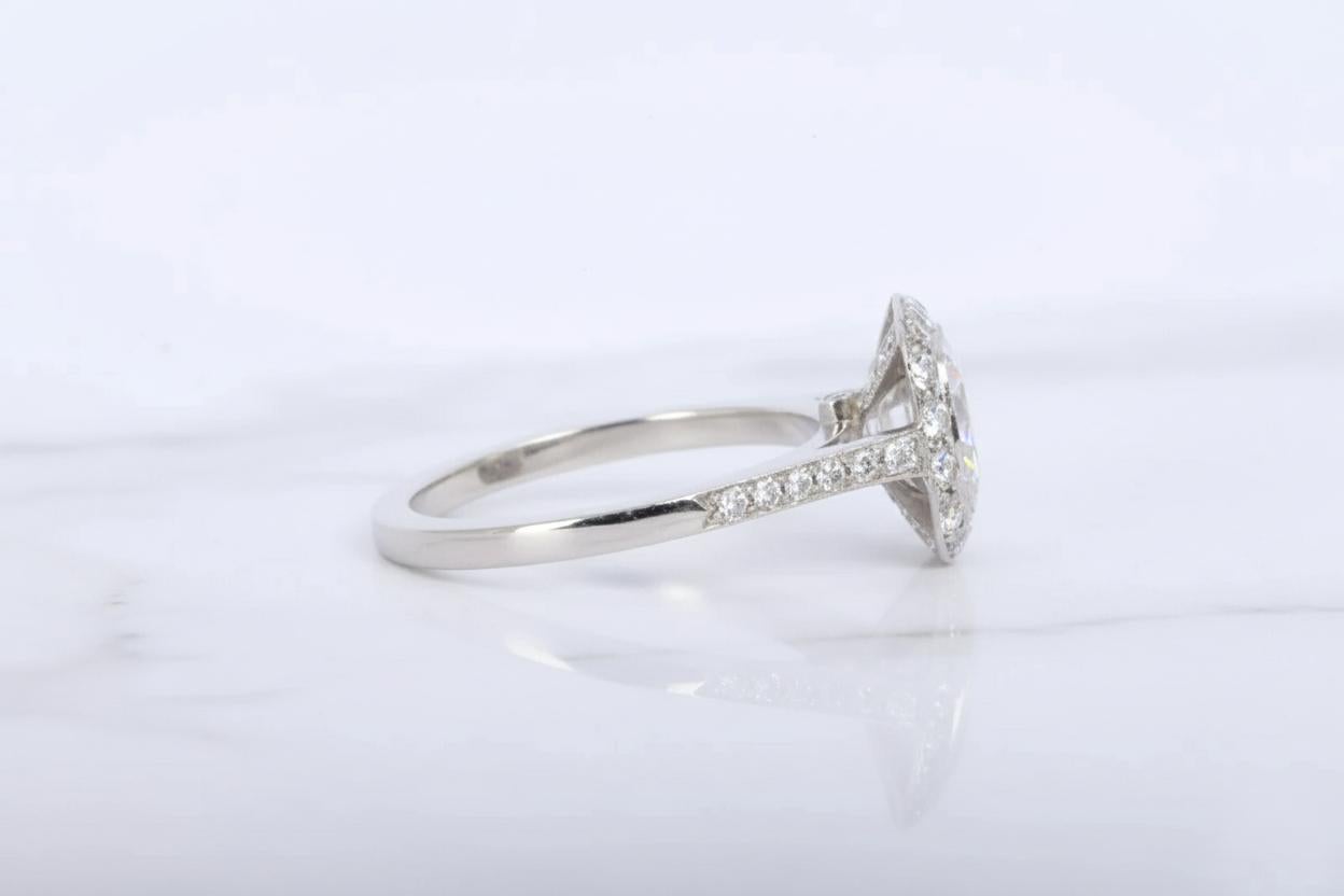Taille coussin Tiffany & Co. Bague de fiançailles en platine avec diamant coussin Legacy en vente