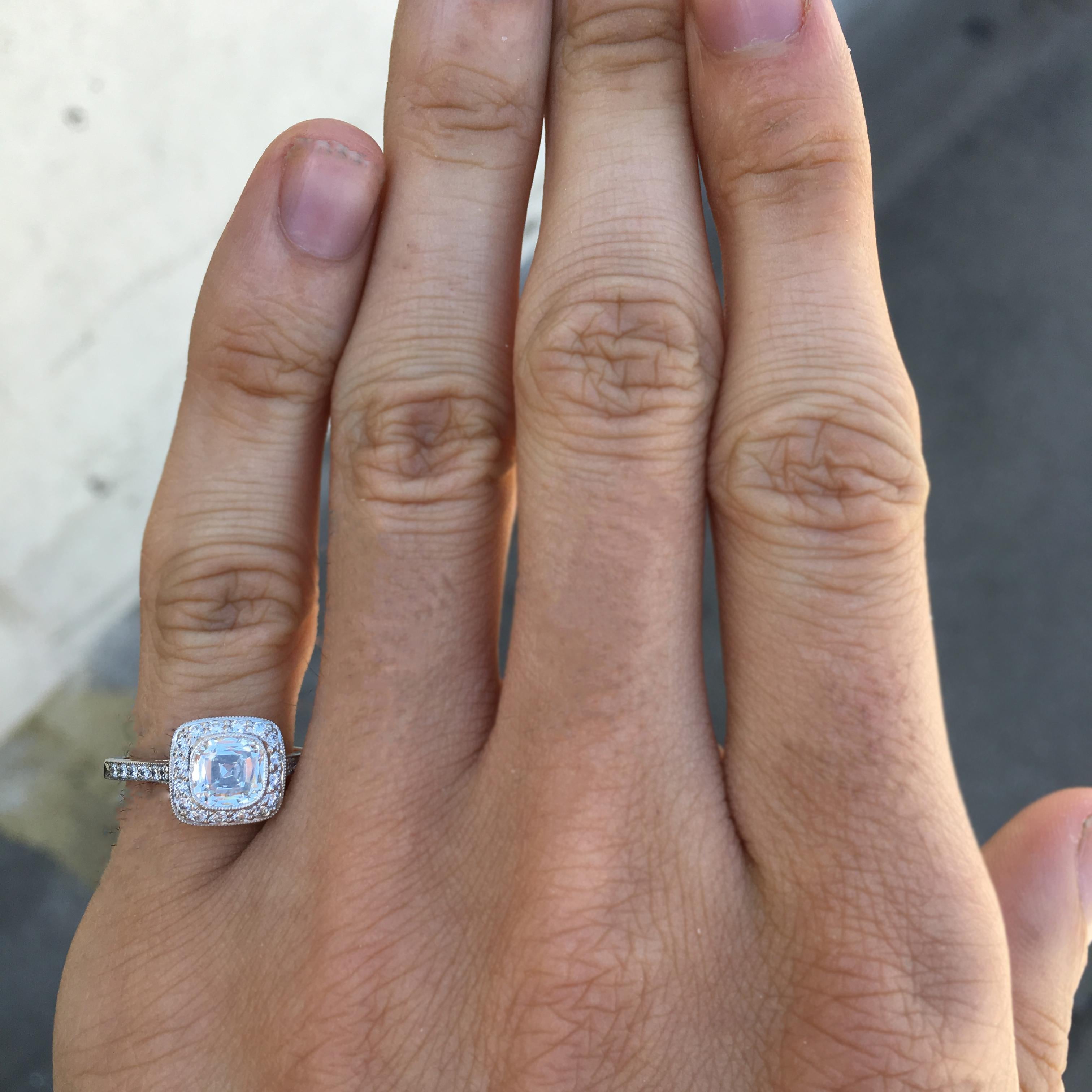 Tiffany & Co. Legacy Cushion Diamant Verlobungsring 1.43 CTW - H VVS2 -Platin

Einzelhandel Ersatz ca. 20k.

Can Be Sized kostenlos

Mittelstein Diamant Details : 
Karat Gewicht: 1.10
Die Form: Kissen Vermächtnis
Farbe: H
Klarheit: VVS2


Seite