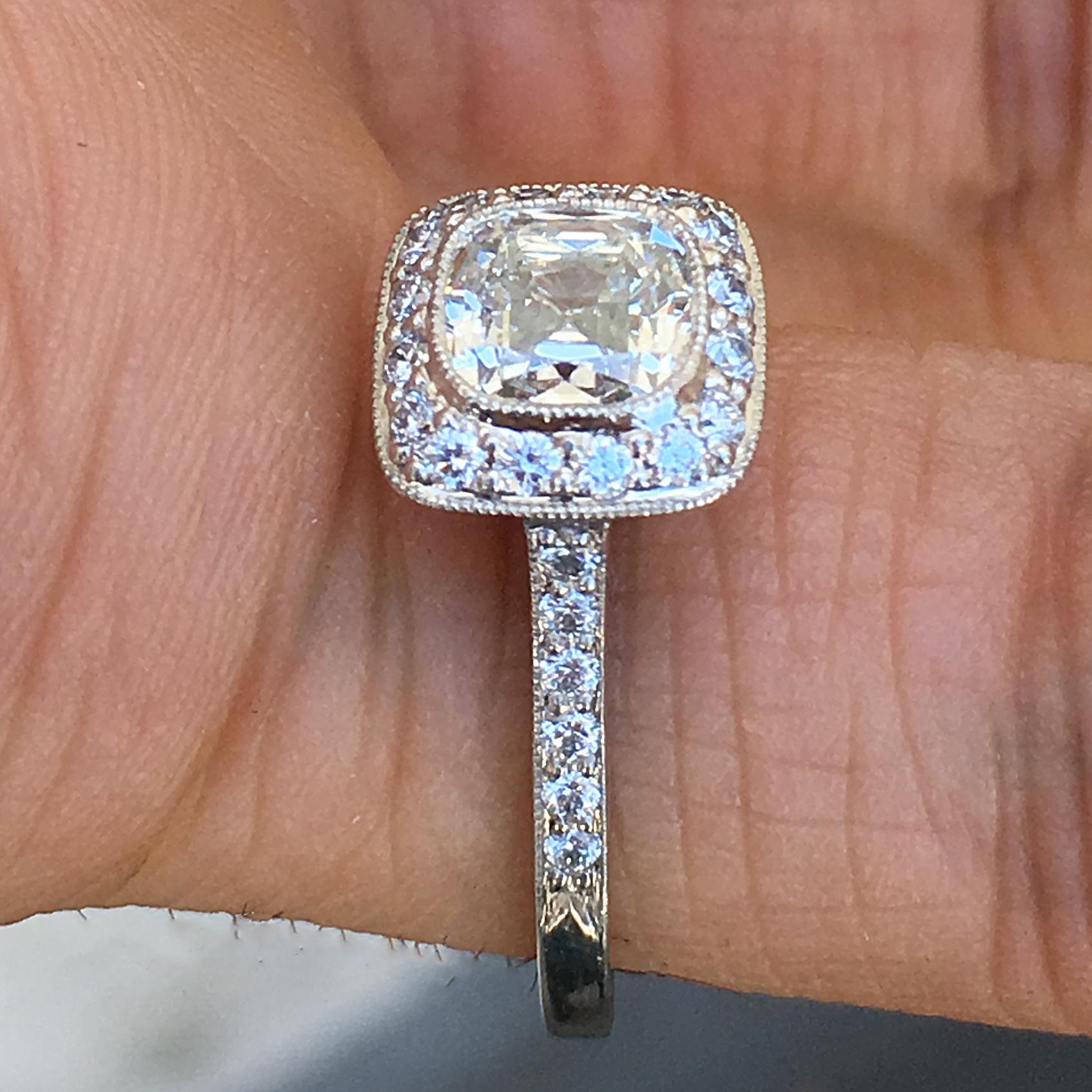 Tiffany & Co. Legacy Cushion Diamantring 1,43 Karat, H VVS2, Platin (Kissenschliff) im Angebot