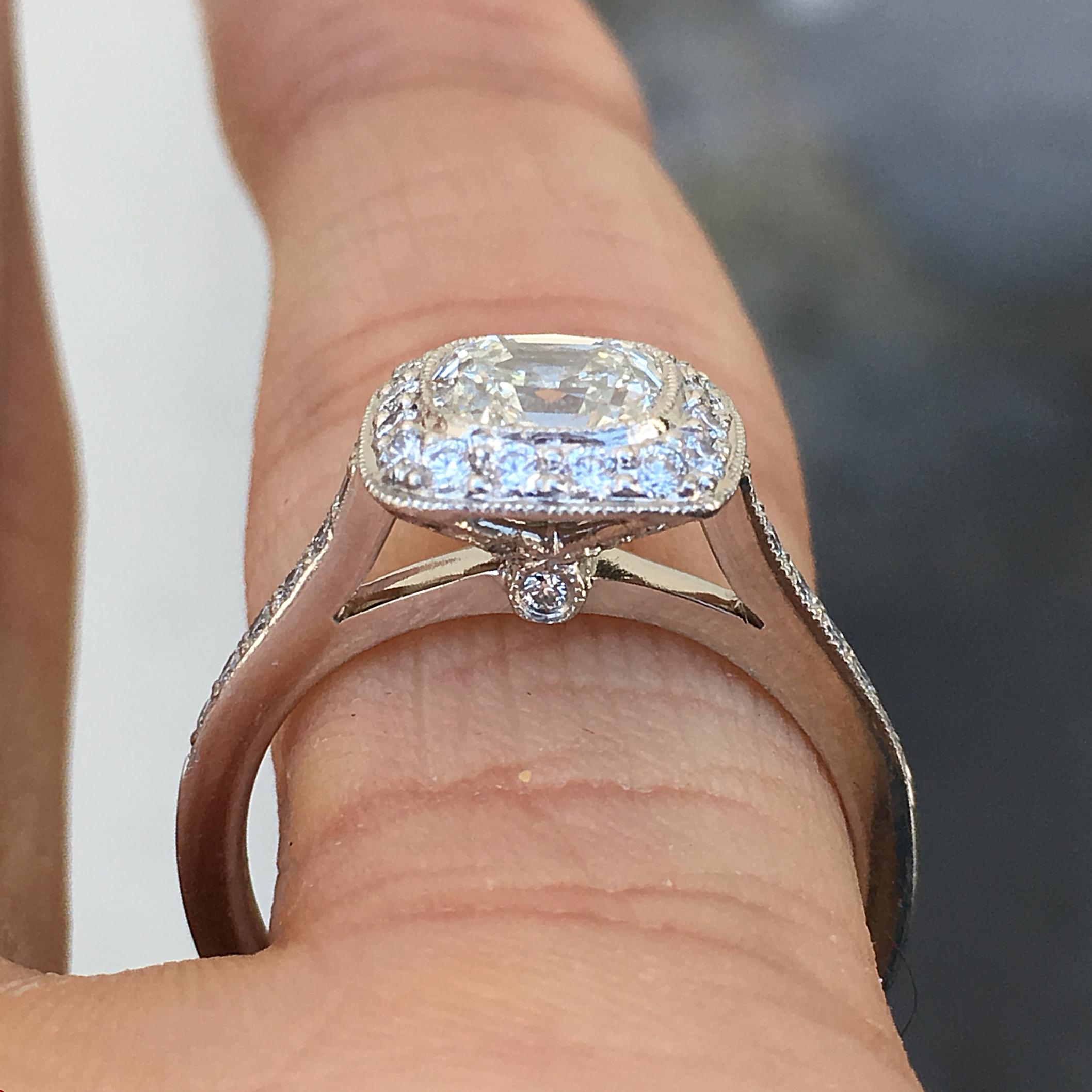 Tiffany & Co. Legacy Cushion Diamantring 1,43 Karat, H VVS2, Platin im Zustand „Hervorragend“ im Angebot in West Hollywood, CA