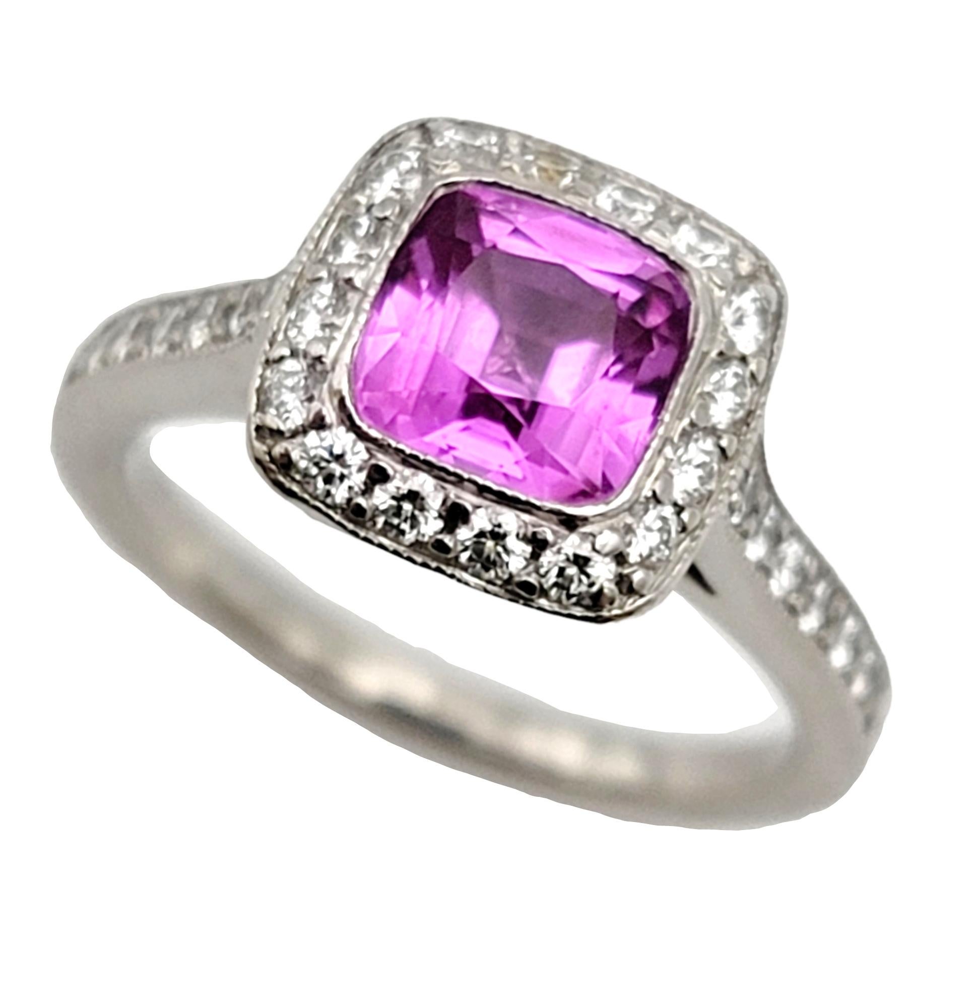 Taille de l'anneau 4.5 

Bague de fiançailles de Tiffany & Co. à couper le souffle, avec saphir rose et diamants en halo. Cette bague vibrante et ultra féminine a été inspirée par le glamour de la période édouardienne et rayonnera absolument sur son