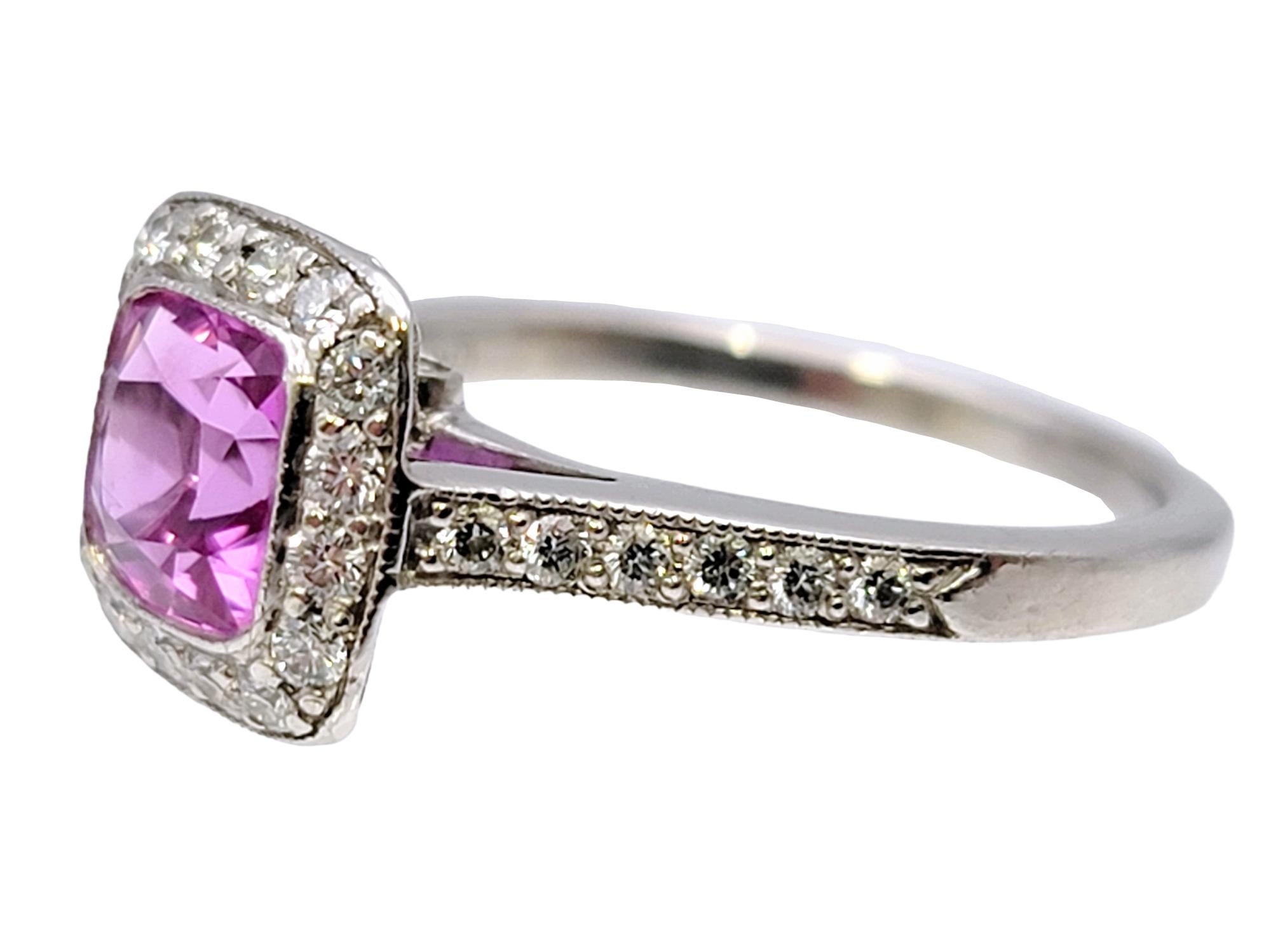 Édouardien Tiffany & Co. Legacy Bague en platine avec saphir rose et halo de diamants, taille 4,5 en vente