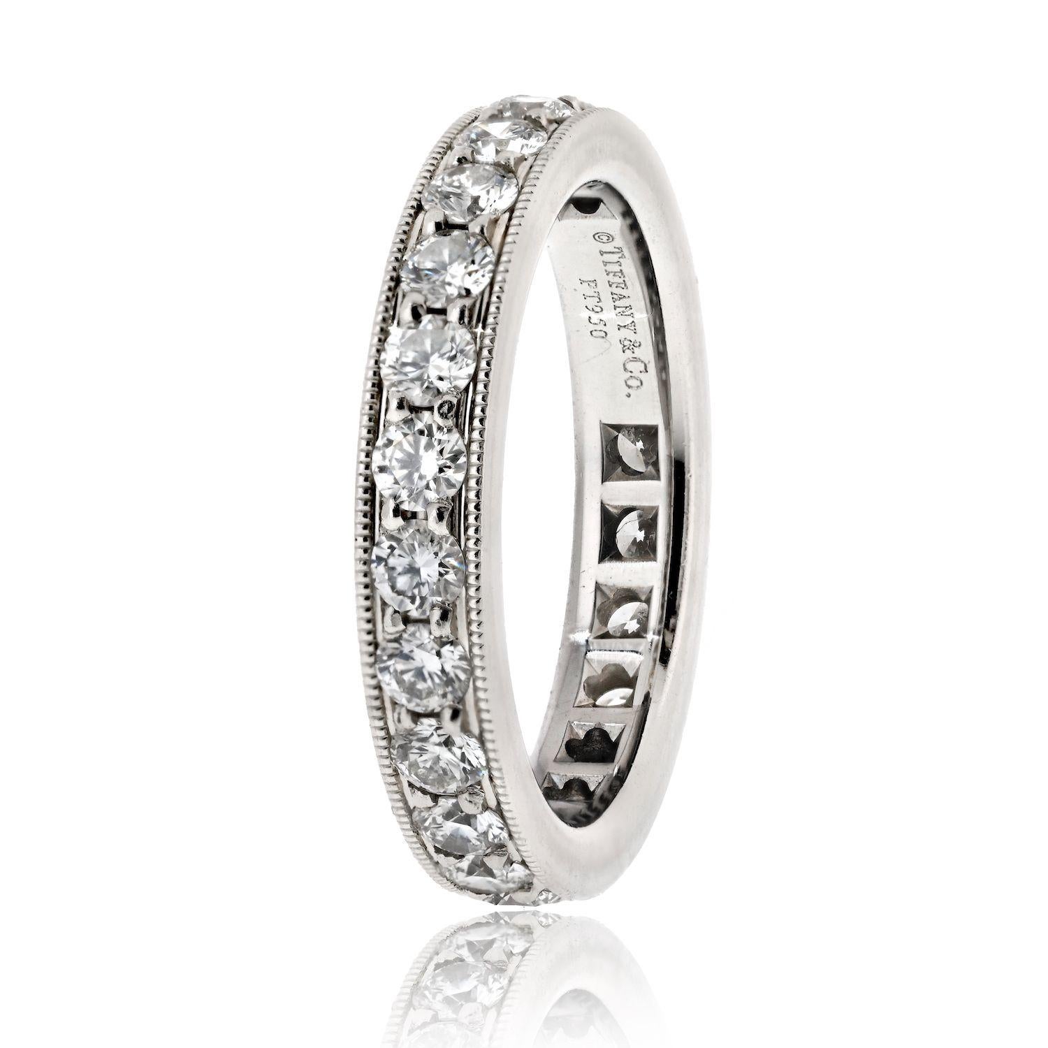 Verschönern Sie Ihre Liebesgeschichte mit der zeitlosen Eleganz eines Estate Tiffany & Co. Legacy Platinum 1.50cttw Round Diamond Ring, ein Symbol der dauerhaften Verpflichtung und unvergleichlicher Schönheit. Mit einer Passform von Größe 6 und