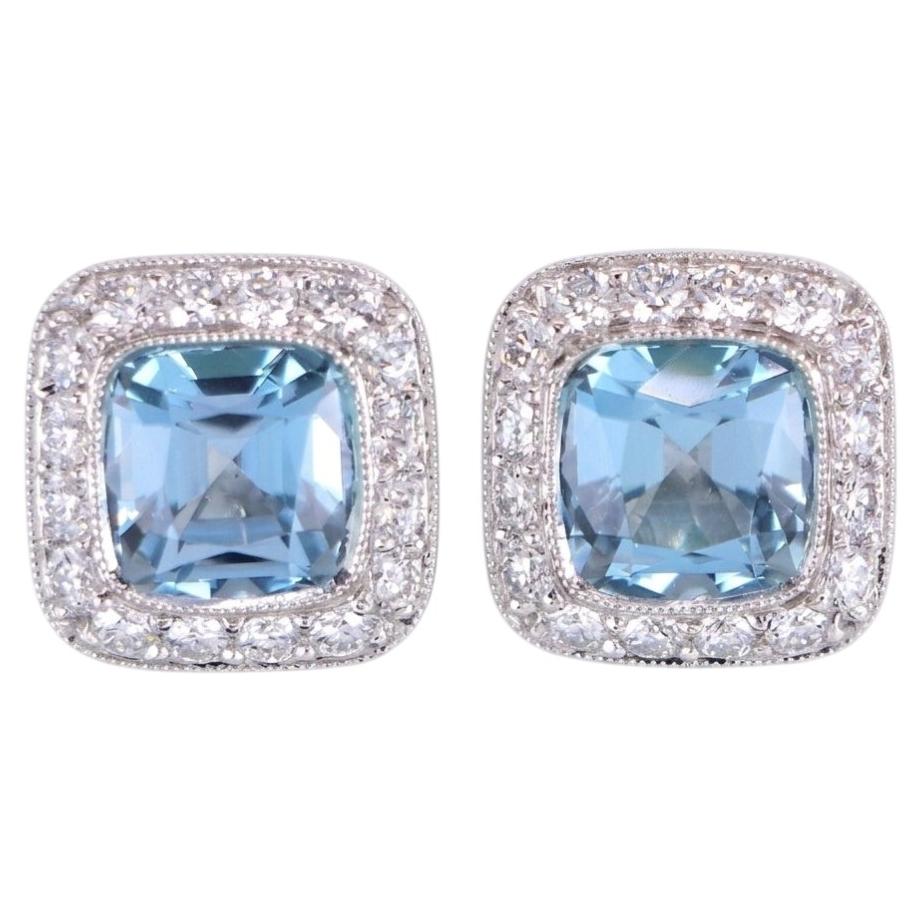 Pendientes de botón «Legacy» de Tiffany & Co. en platino con aguamarina y halo de diamantes, 3,20 quilates en venta