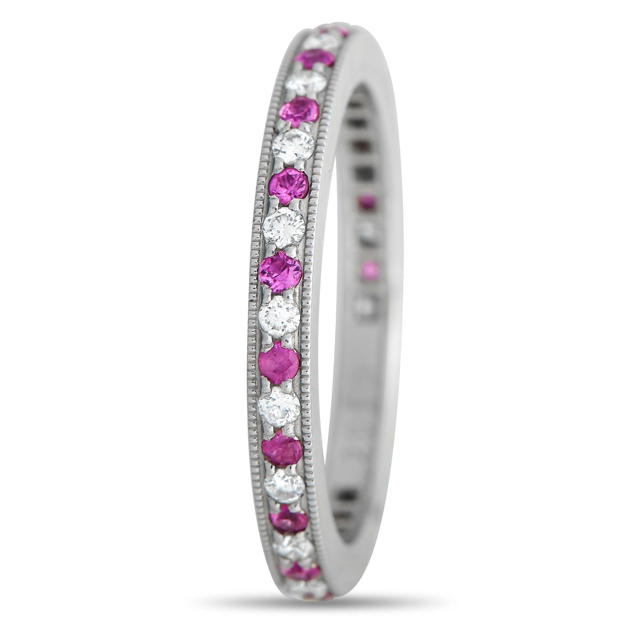 Schlicht, elegant und unaufdringlich präsentiert sich diese zarte Tiffany & Co. Der Ring Legacy ist ideal für jede Gelegenheit. Funkelnde Diamanten wechseln sich mit opulenten Rubinen in der Mitte der schimmernden Platinfassung ab, die 2 mm breit