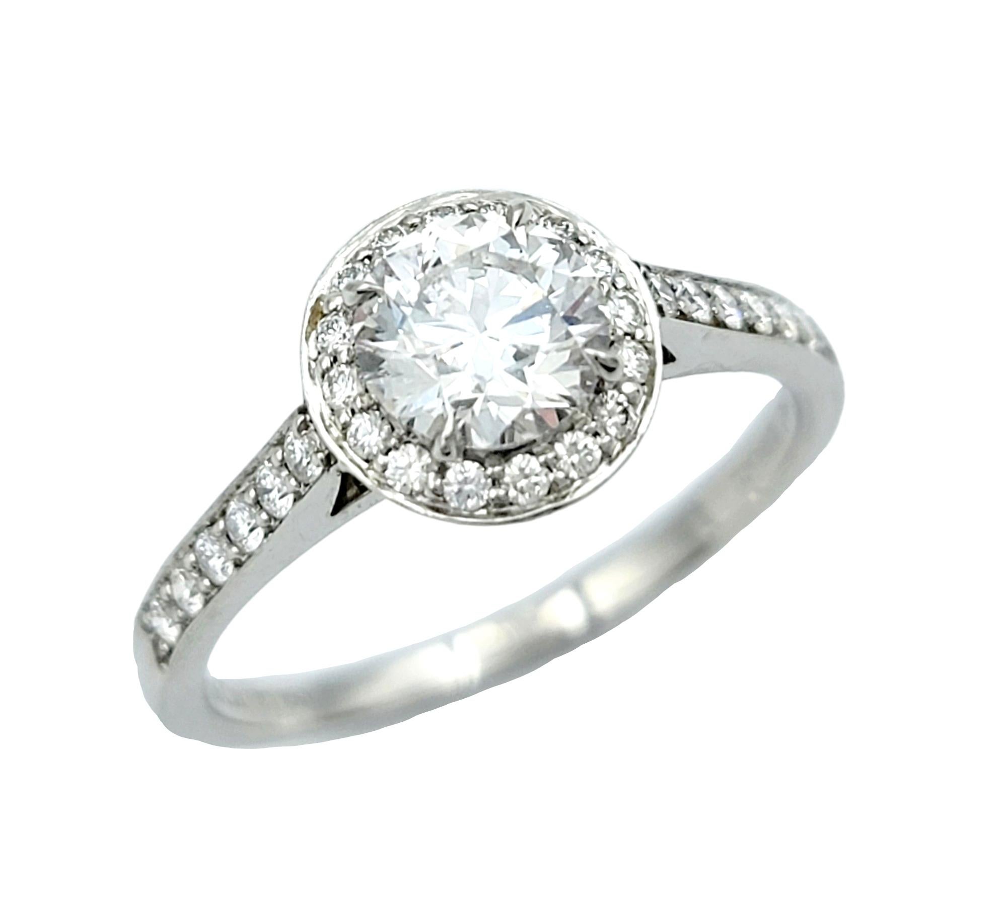 Ringgröße: 6

Atemberaubender Diamant-Halo-Verlobungsring des renommierten Juweliers Tiffany & Co. Der luxuriöse Legacy-Ring wird an ihrem Finger absolut strahlen. Der auffällige, rund geschliffene Mittelstein wird von einem glitzernden Halo aus