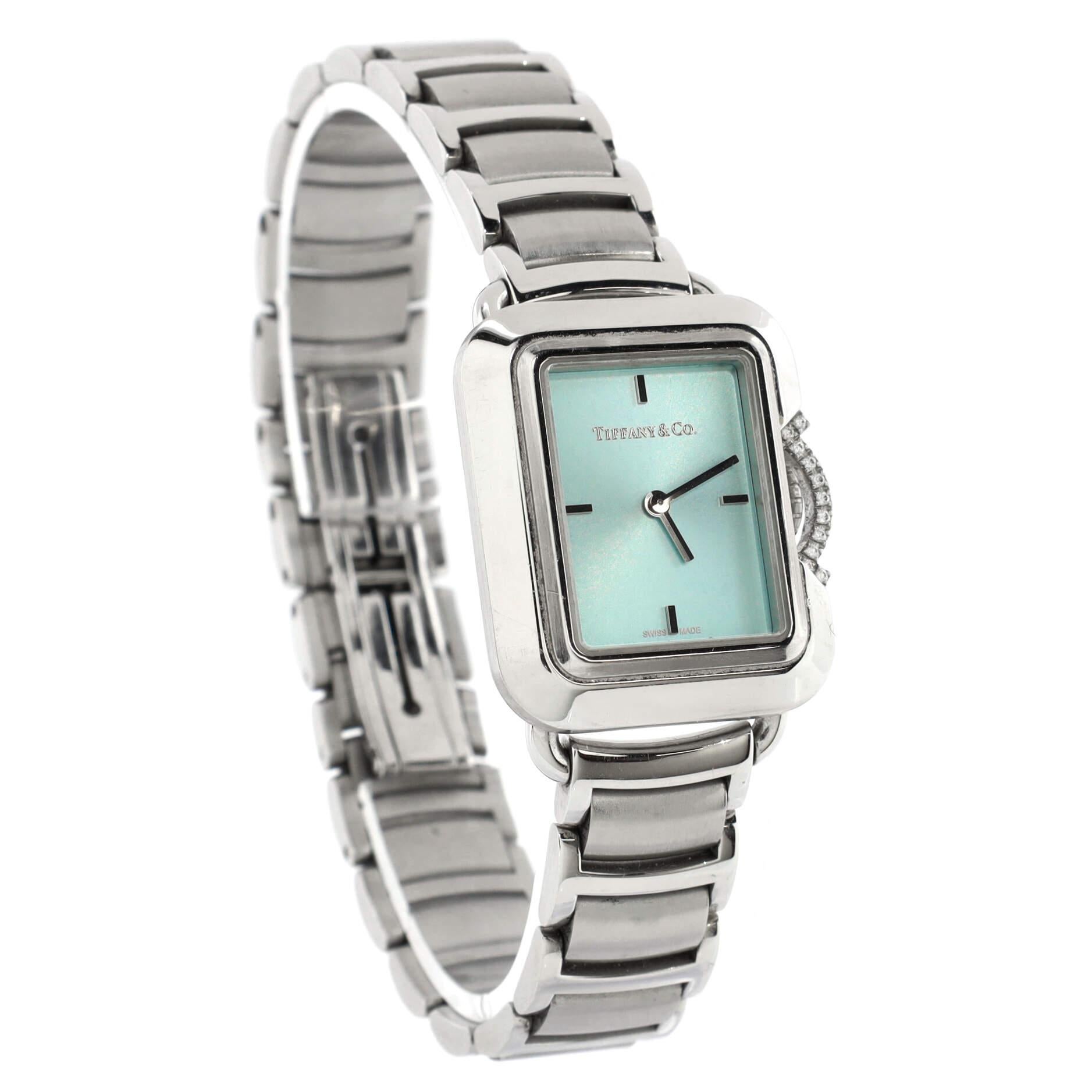 Zustand: Sehr gut. Mäßige Kratzer und Gebrauchsspuren. Abnutzung und Kratzer auf Gehäuse und Armband.
Zubehör: Service-Tasche
Abmessungen: Größe/Breite des Gehäuses: 22 mm, Höhe der Uhr: 7 mm, Breite des Bandes: 12 mm, Umfang des Handgelenks: