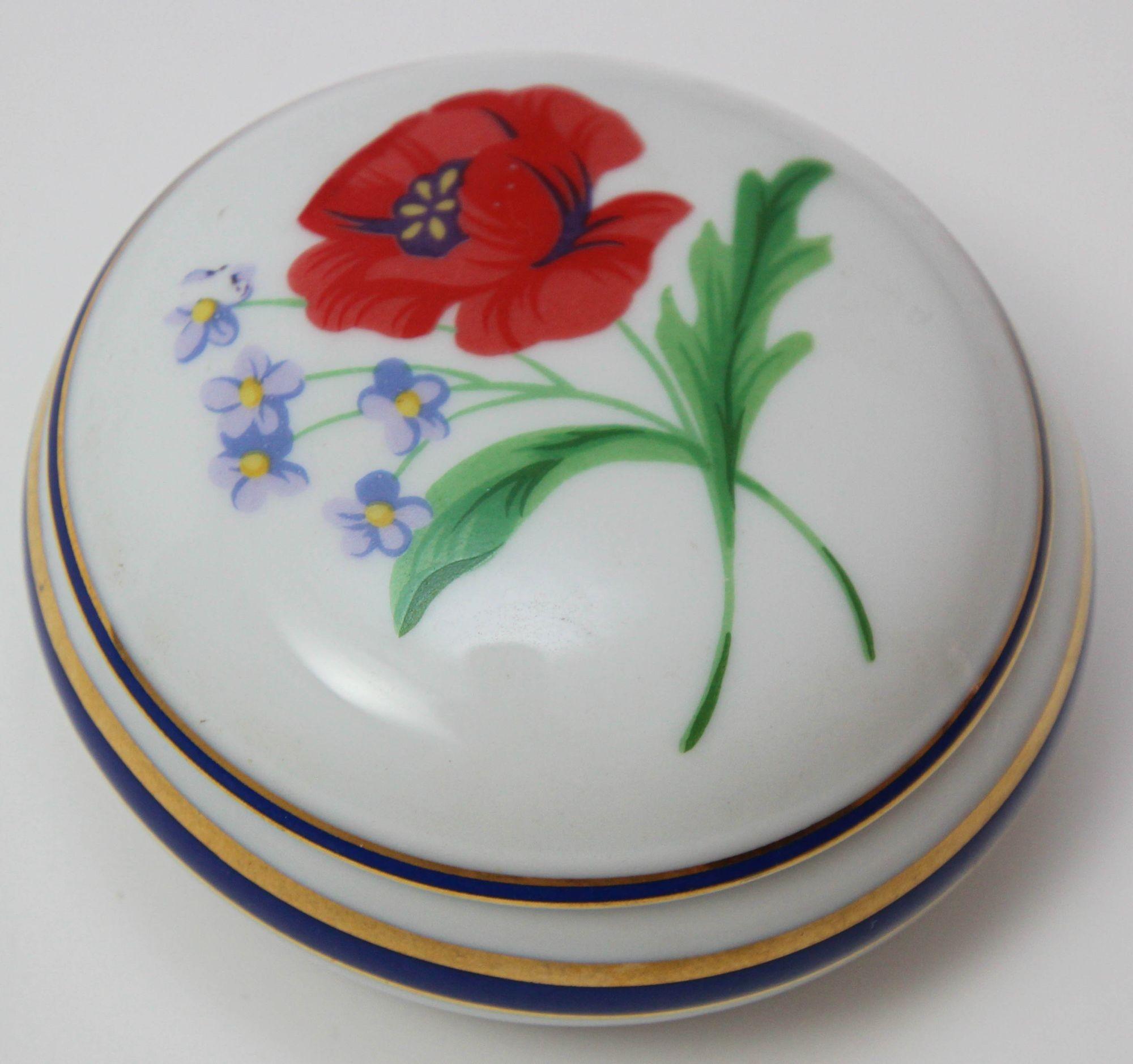 Tiffany & Co. Limoges France American Garden Round Porcelain Pill Box.
TIFFANY & CO. “American Garden” Round Collectible Porcelain Box made in Limoges, France.
Vintage Tiffany & Co. small round lidded trinket box in the 