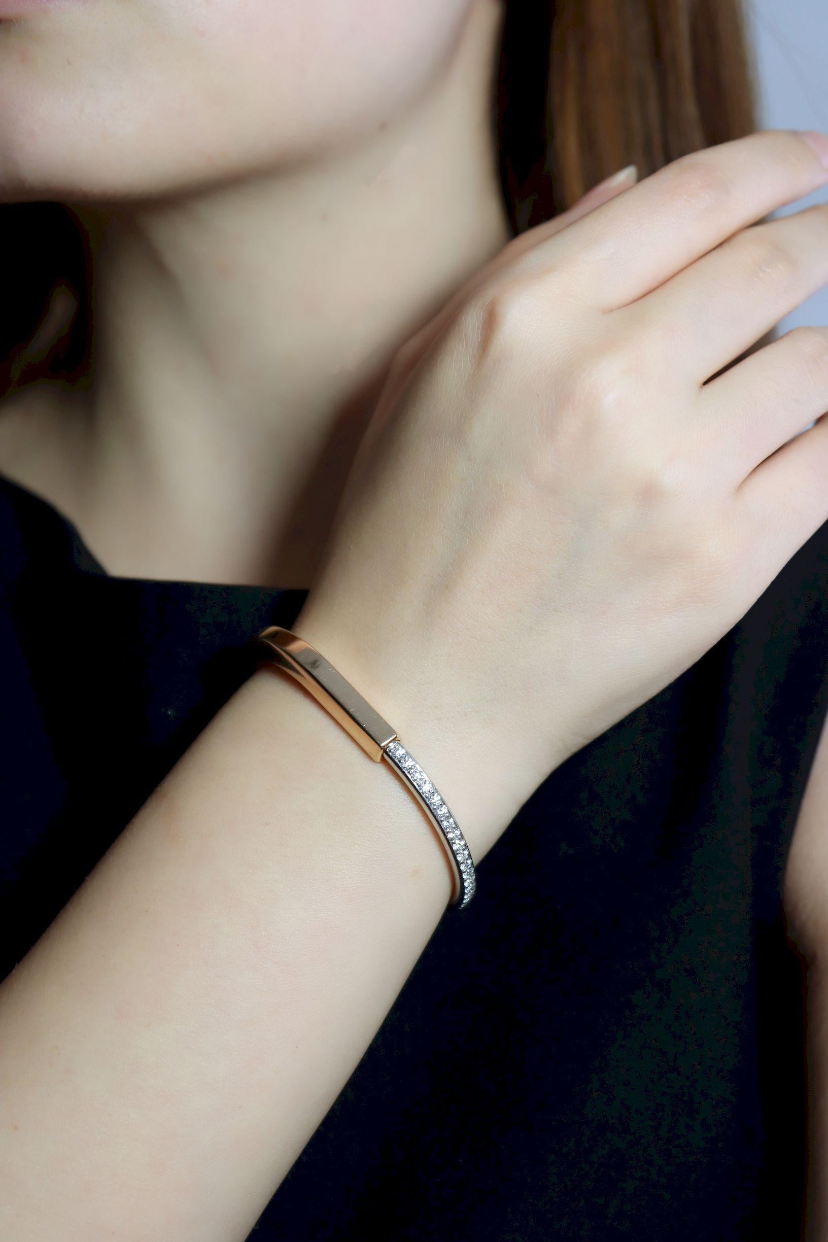 Bracciale con diamanti in oro bianco e giallo Tiffany & Co.

Contrassegnato:
Tiffany & Co.
Au.750
ITALIA

Dimensioni approssimative:
Medio (taglia)
15,5 cm (lunghezza)
0,4 - 0,6 cm (larghezza)
1,08 carati (Diamante)
31,6 grammi di peso.

** I