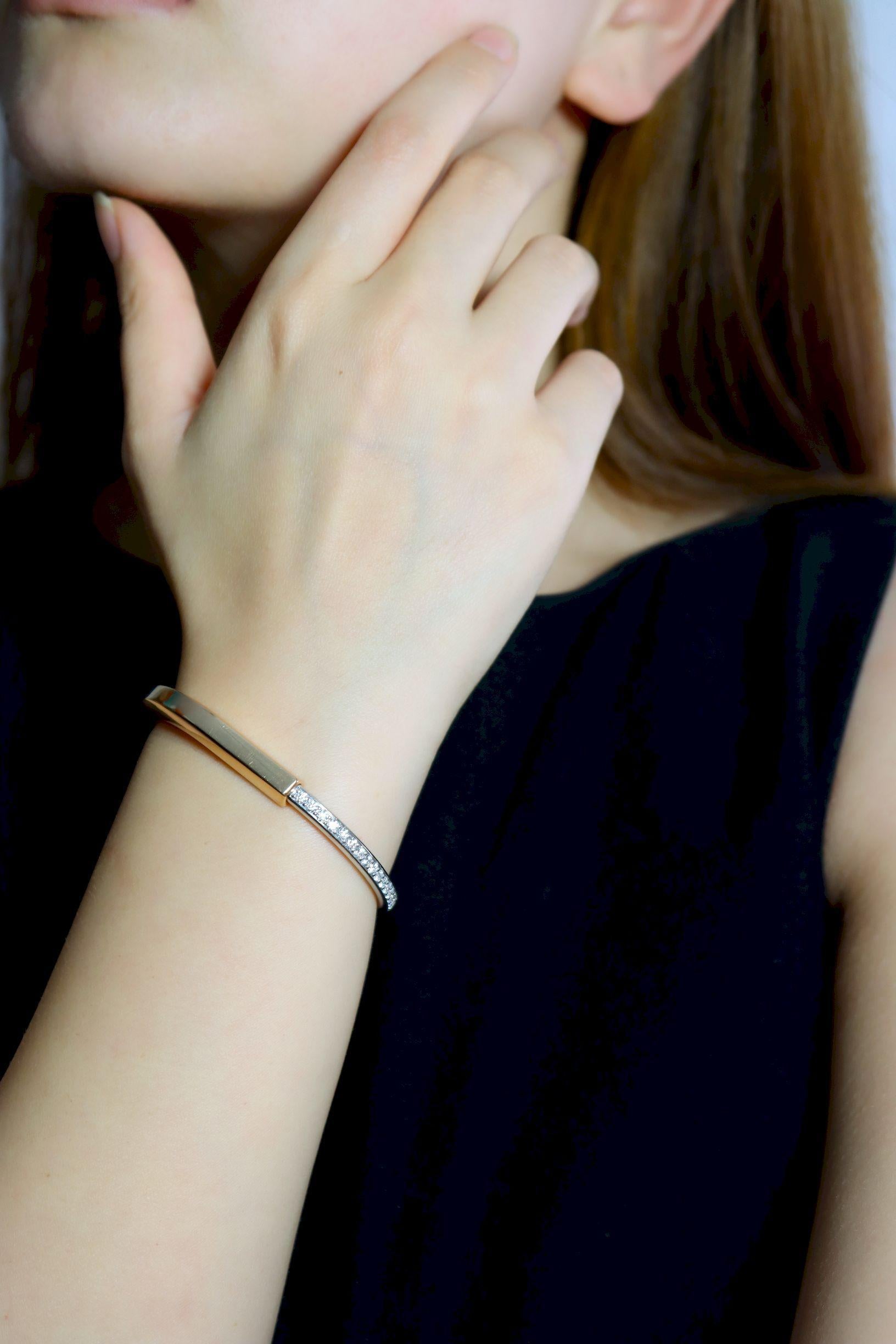 Taglio brillante Tiffany & Co. Bracciale con diamanti in oro bianco e giallo 18 carati Lock in vendita