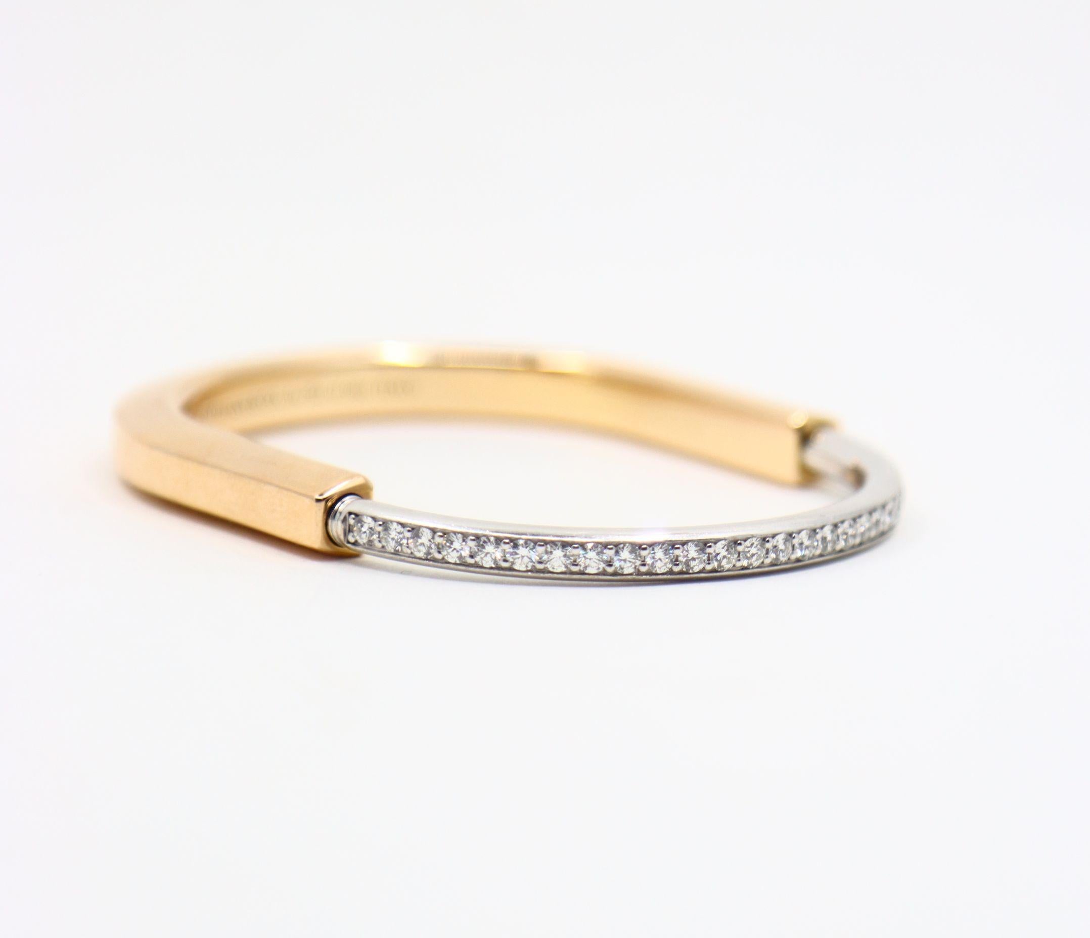 Tiffany & Co. Bracciale con diamanti in oro bianco e giallo 18 carati Lock in vendita 3