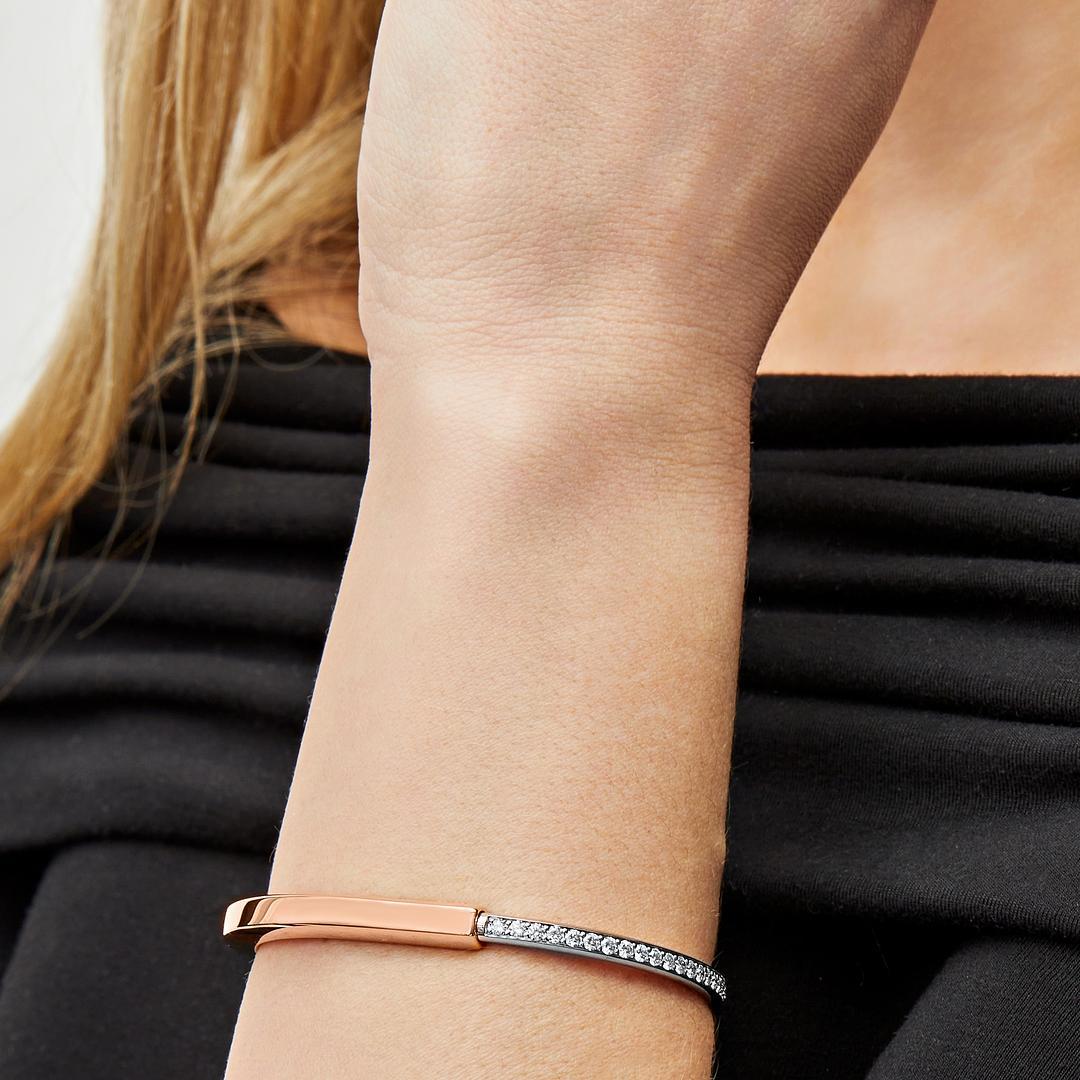 Conçu pour être porté par tous les sexes, le bracelet à serrure de Tiffany & Co est une déclaration visuelle audacieuse sur les liens personnels. 

Réalisé en or rose et blanc 18 carats, le bracelet Tiffany Lock présente un fermoir innovant, clin