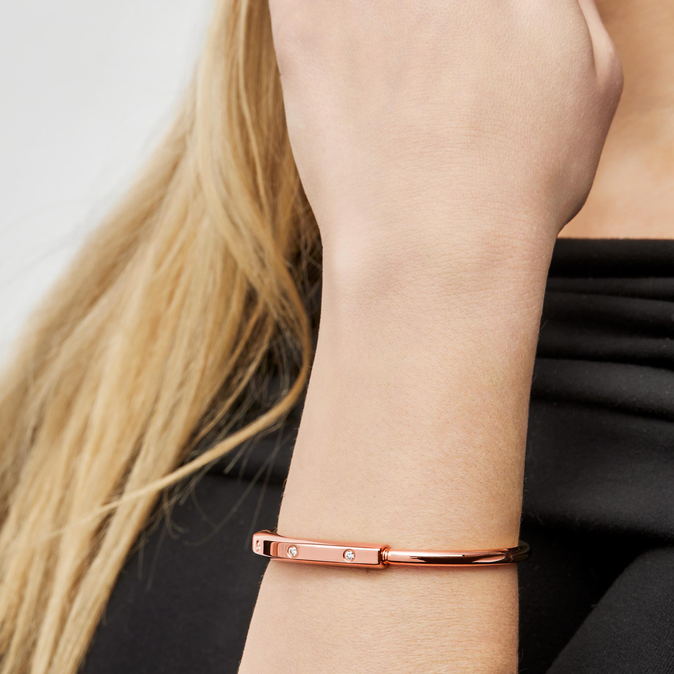 Conçu pour être porté par tous les sexes, le bracelet à serrure de Tiffany & Co est une déclaration visuelle audacieuse sur les liens personnels. 

Réalisé en or jaune 18 carats, le bracelet Tiffany Lock présente un fermoir innovant, clin d'œil à