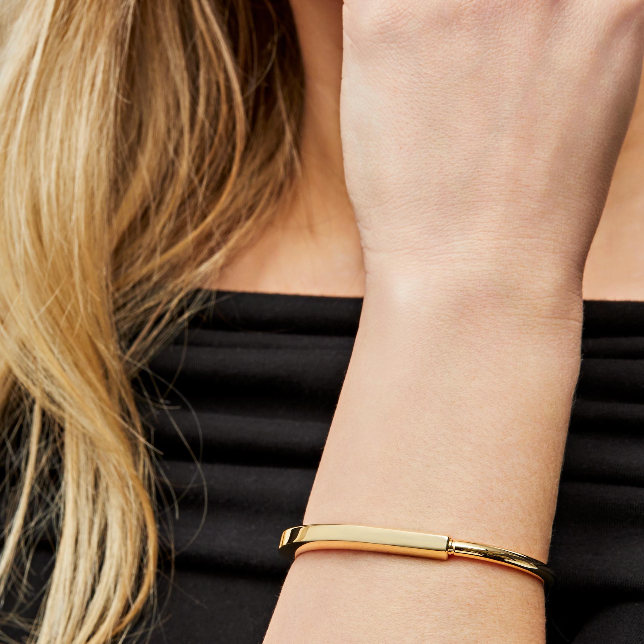 Conçu pour être porté par tous les sexes, le bracelet à serrure de Tiffany & Co est une déclaration visuelle audacieuse sur les liens personnels. Réalisé en or 18 carats, le bracelet Tiffany Lock présente un fermoir innovant, clin d'œil à l'histoire