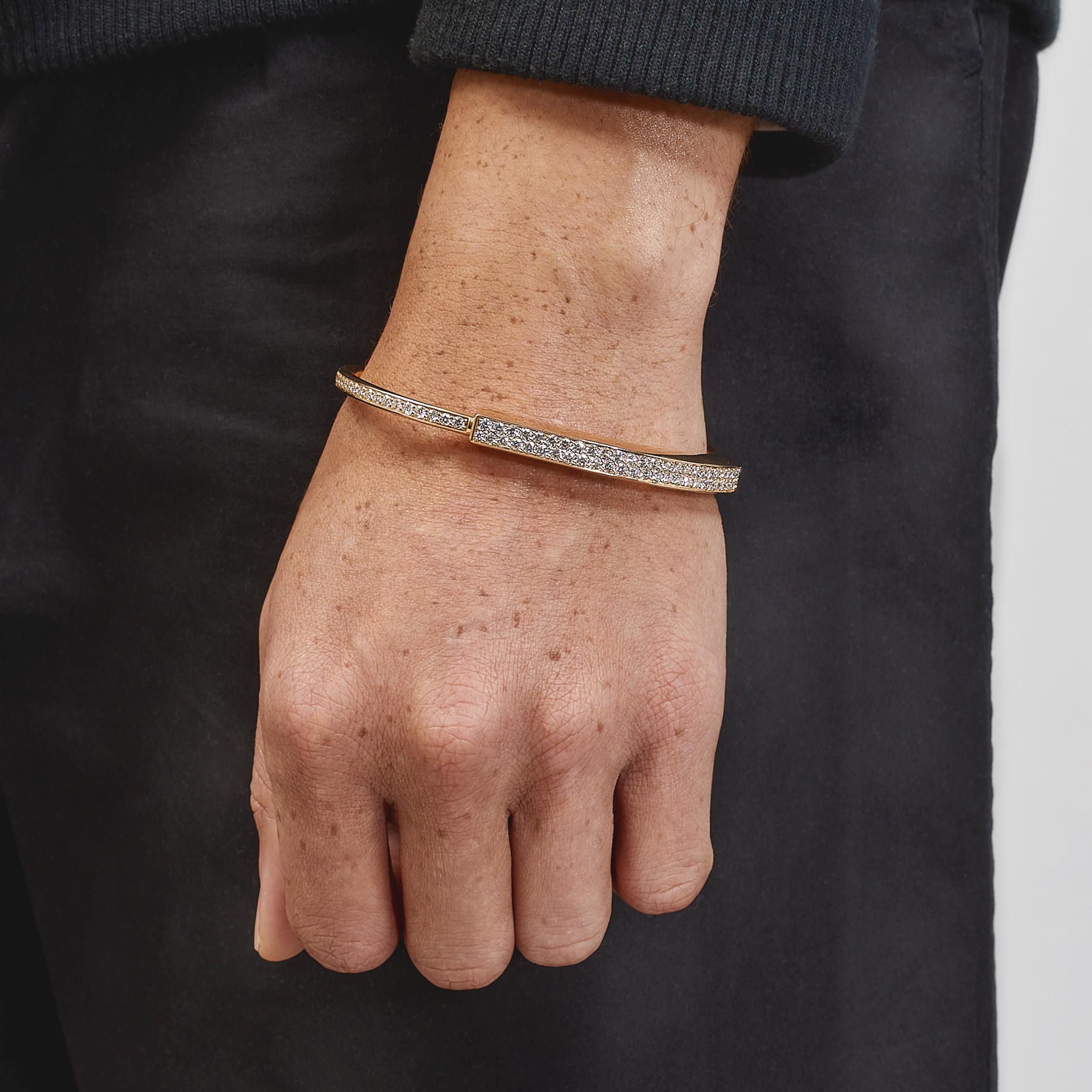 Conçu pour être porté par tous les sexes, le bracelet Lock de Tiffany & Co est une déclaration visuelle audacieuse célébrant les liens personnels. 

Réalisé en or rose et blanc 18 carats, le bracelet Tiffany Lock présente un fermoir innovant, clin