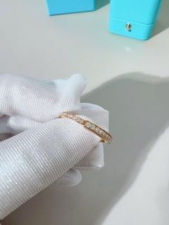 Tiffany & Co. Anello con diamanti incastonati a pavé della serie Lock, in oro rosa 18 carati.