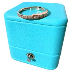 Tiffany & Co. Anello con diamanti incastonati a pavé della serie Lock, in oro rosa 18 carati.