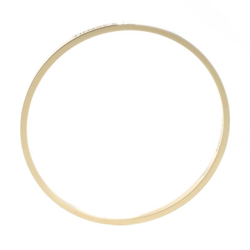 Tiffany & Co. 18 Karat Gelbgold schmales Logo-Armreif im Zustand „Gut“ in Dubai, Al Qouz 2