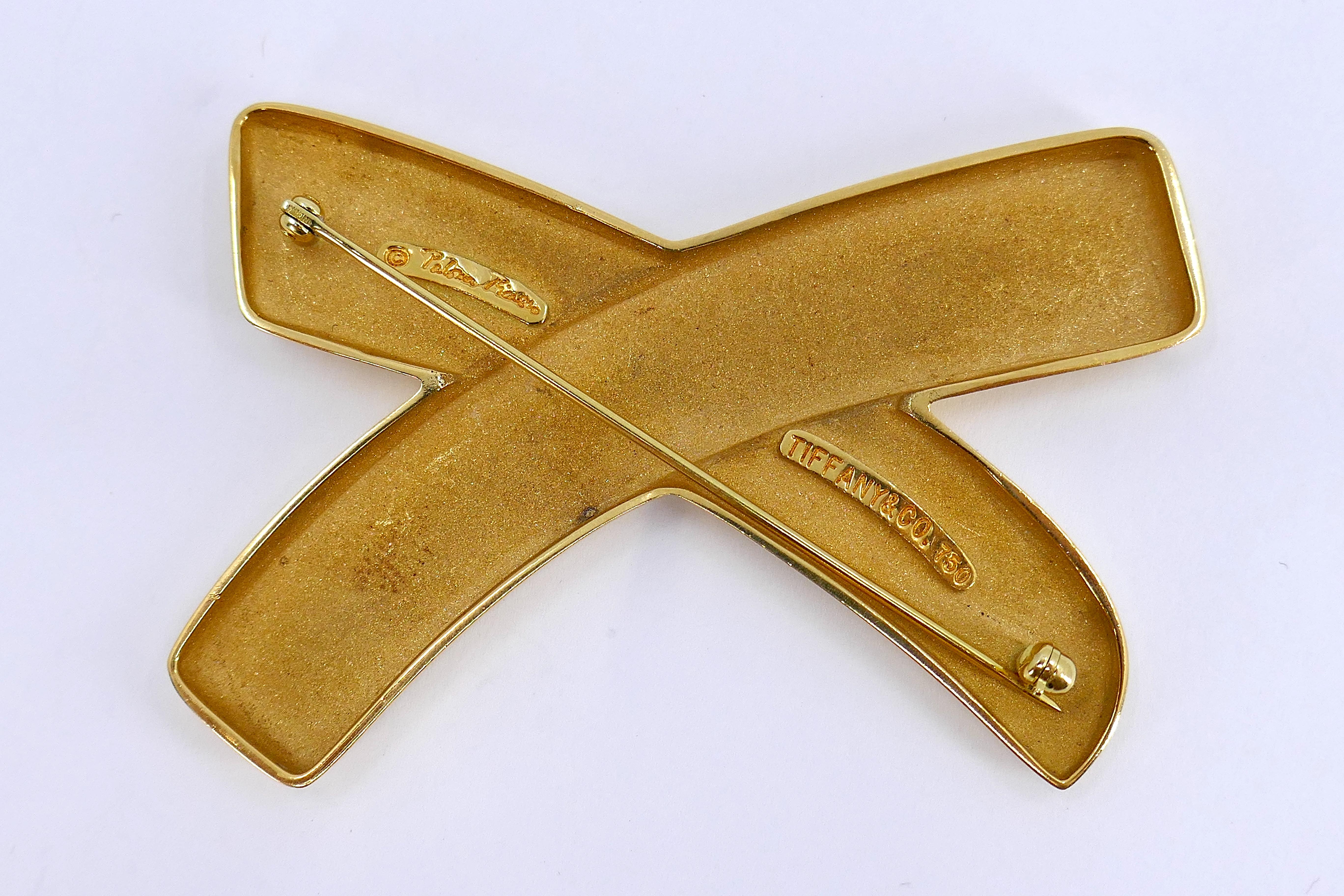 Tiffany & Co Love Kiss by Paloma Picasso 18K Gold Large X Brooch In Good Condition For Sale In Beverly Hills, CA