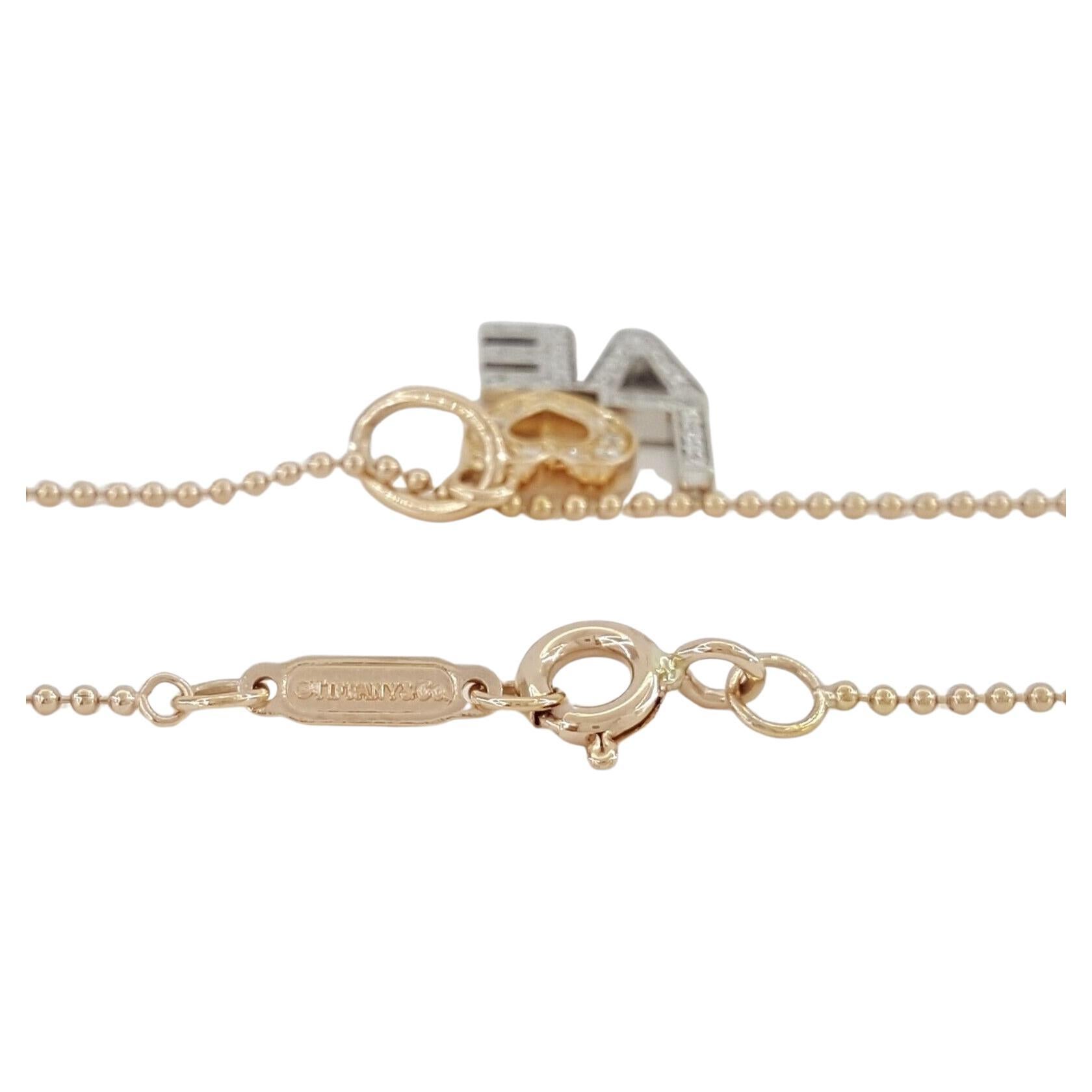 Tiffany & Co. Pendentif/collier Love présentant un poids total de diamants de 0,12 carats avec des diamants de taille ronde. Fabriqués en or rose et blanc 18 carats massif, la chaîne et le pendentif pèsent ensemble 3,5 grammes. Le pendentif mesure