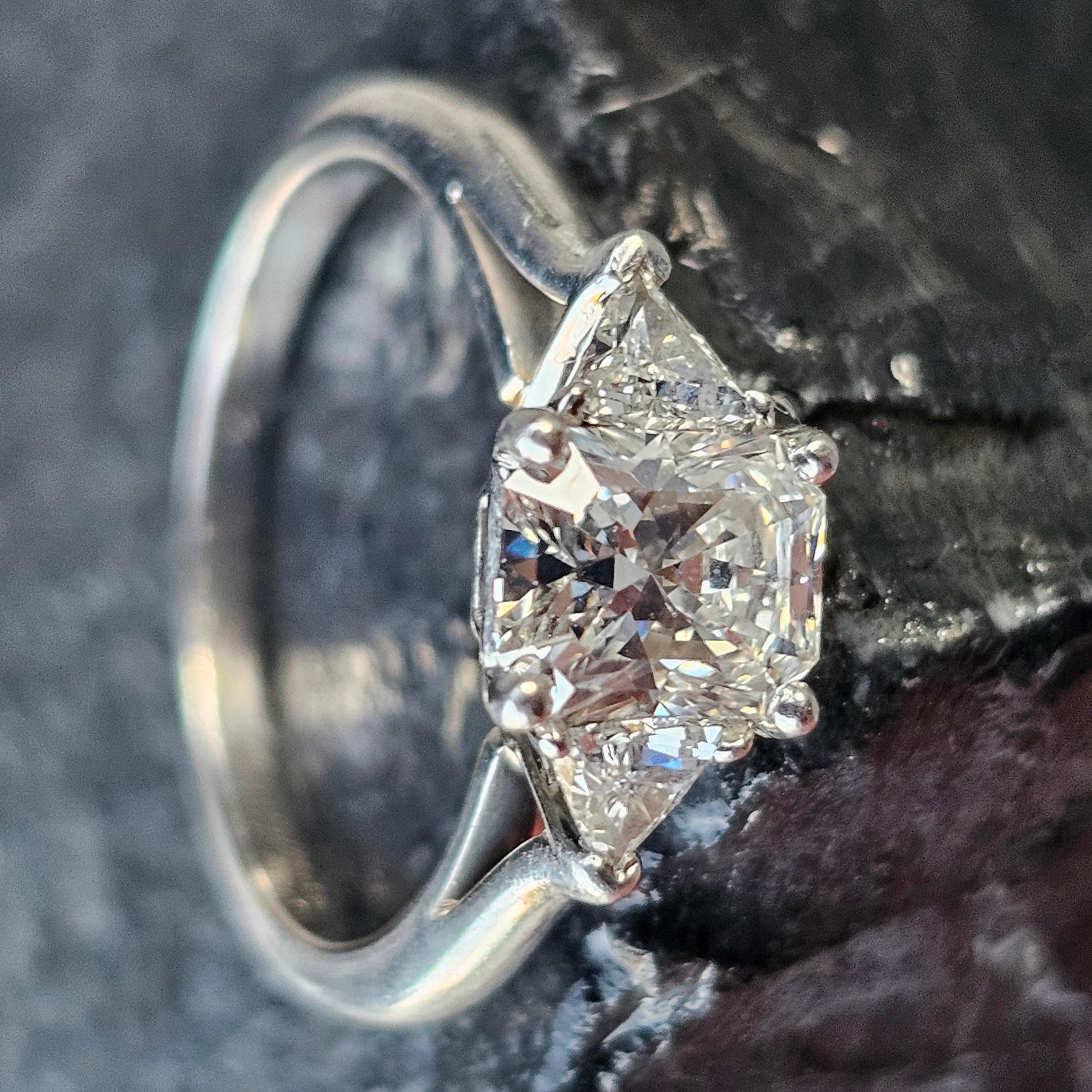 Tiffany & Co. Lucida 1.01ct Anillo de compromiso de diamantes Trilliant Lados Platino 6.5 en venta 5