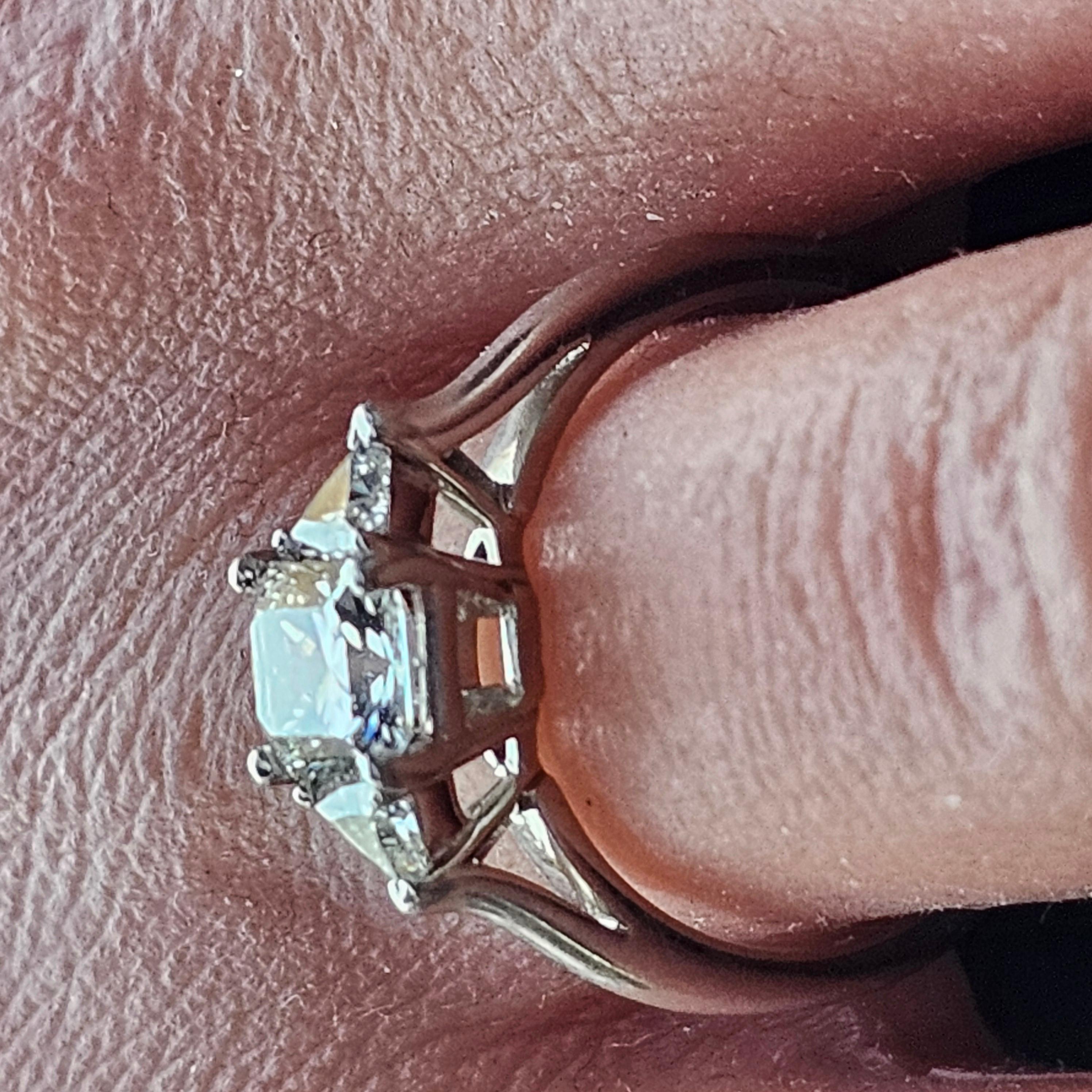 Tiffany & Co. Lucida 1.01ct Anillo de compromiso de diamantes Trilliant Lados Platino 6.5 Corte trillion en venta