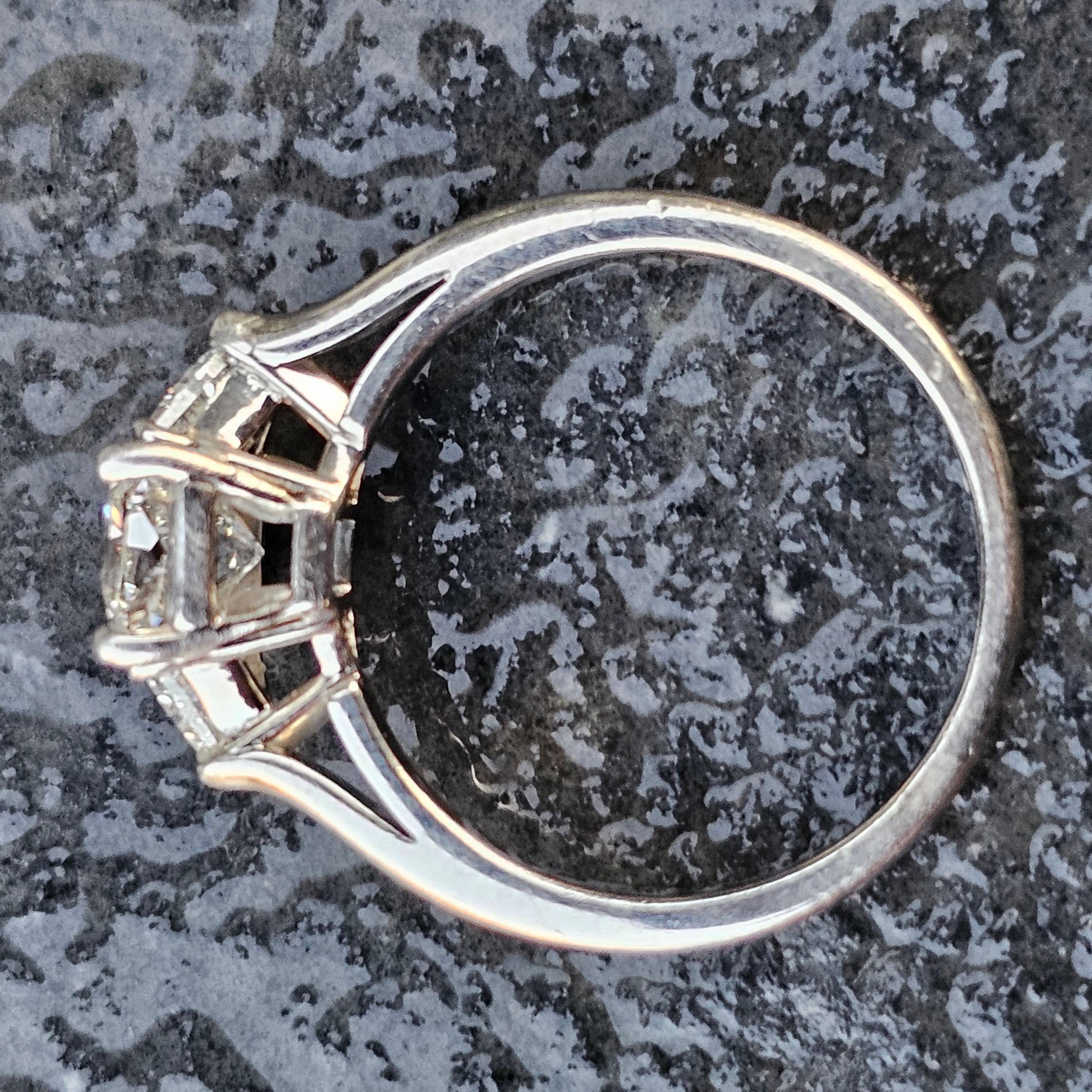 Tiffany & Co. Lucida 1.01ct Anillo de compromiso de diamantes Trilliant Lados Platino 6.5 en venta 4