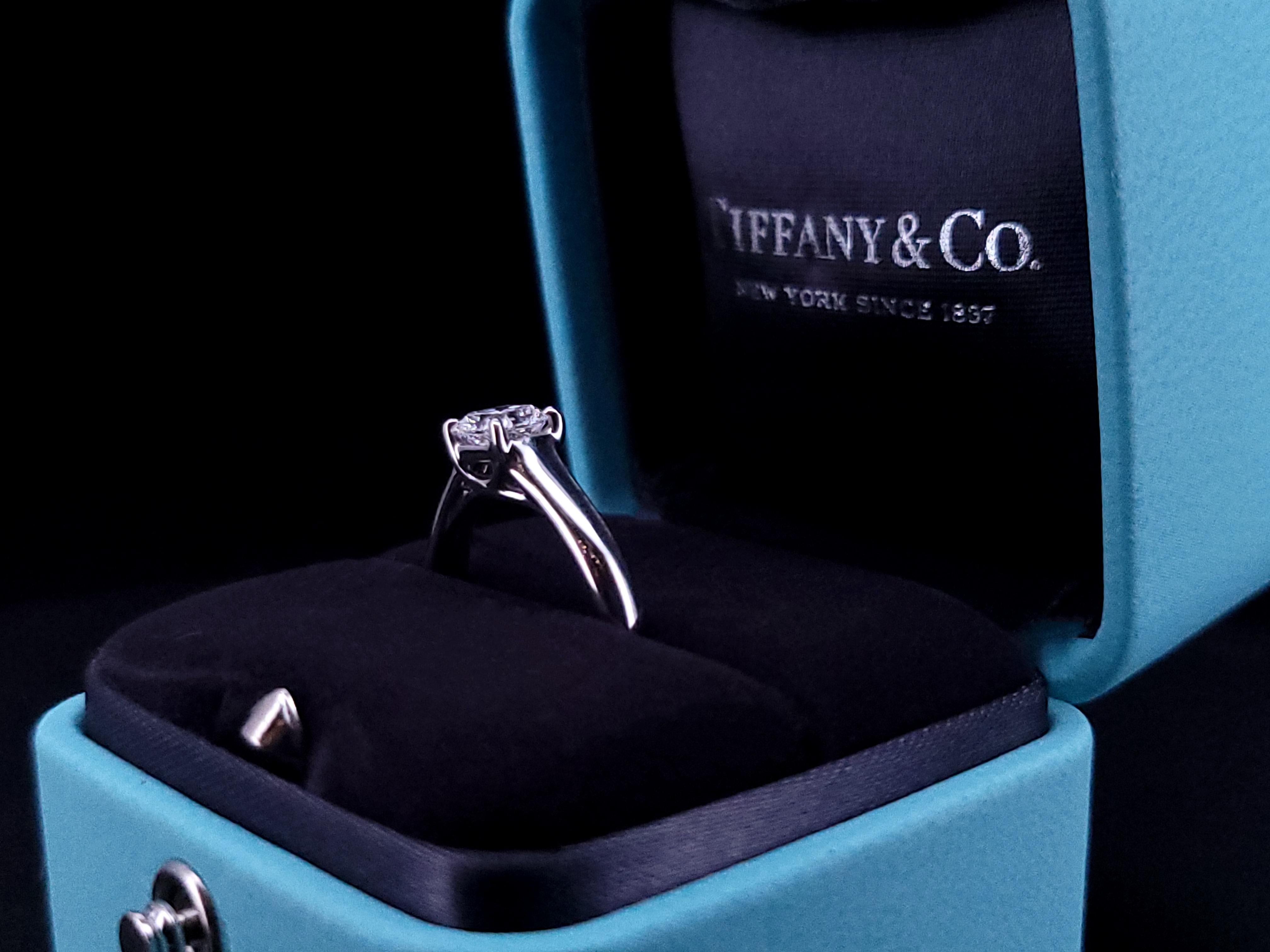 Tiffany & Co. Lucida 950 solid platinum 0.59CTS diamond ring In Excellent Condition For Sale In New York, NY