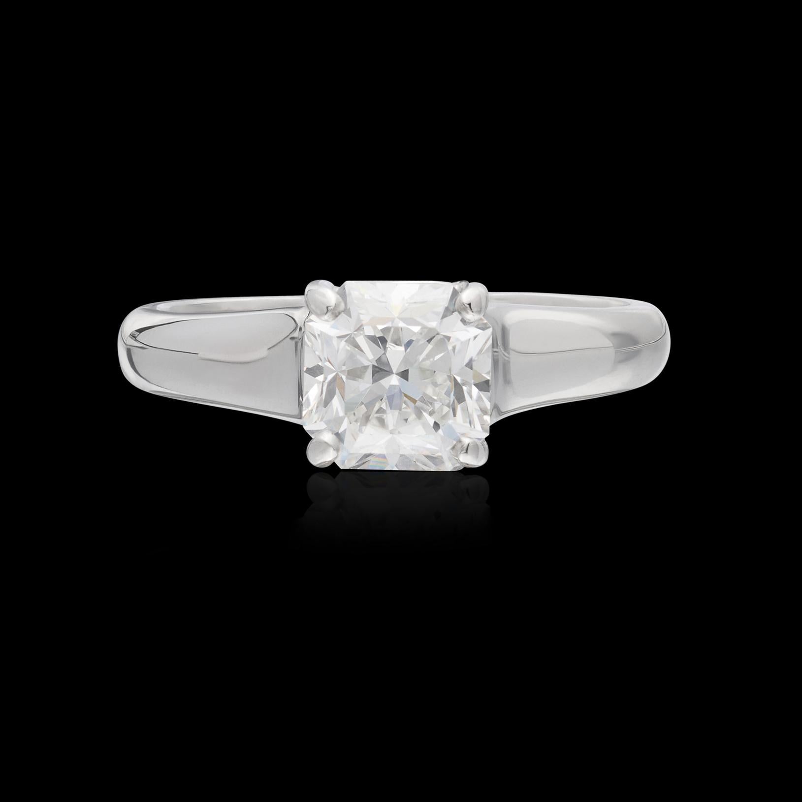 La seule et unique maison Tiffany and Co propose cette magnifique bague en diamant naturel de taille Asscher, ornée d'un superbe diamant de 1,68 carat serti dans le motif emblématique 
