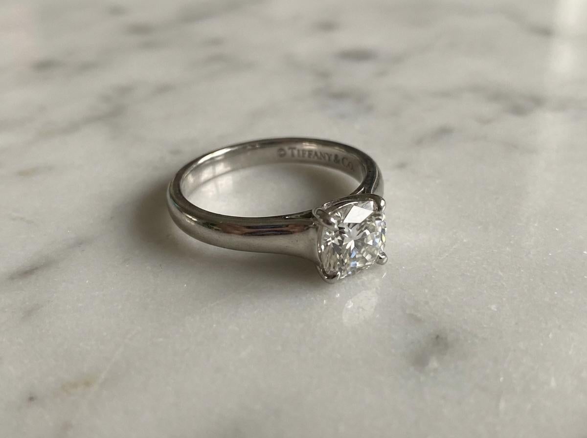 Questa autentica Tiffany & Co. L'anello con diamante Lucida presenta l'iconico taglio Lucida™ di proprietà della maison, un sofisticato taglio quadrato misto creato in esclusiva da Tiffany. Il diamante certificato pesa 0,80 carati e mostra un