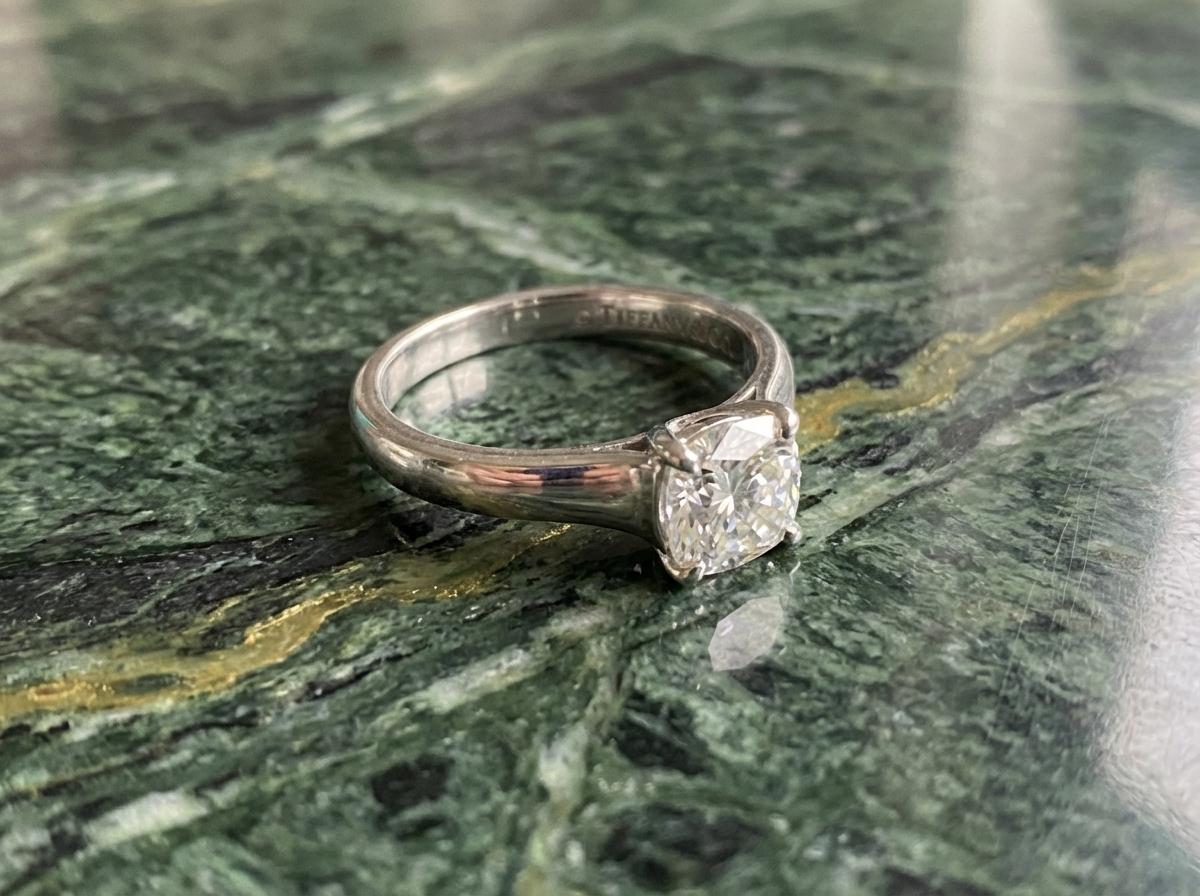 Quadrato Tiffany & Co. Anello con diamante in platino certificato Lucida da 0,80 carati H-VVS2 in vendita