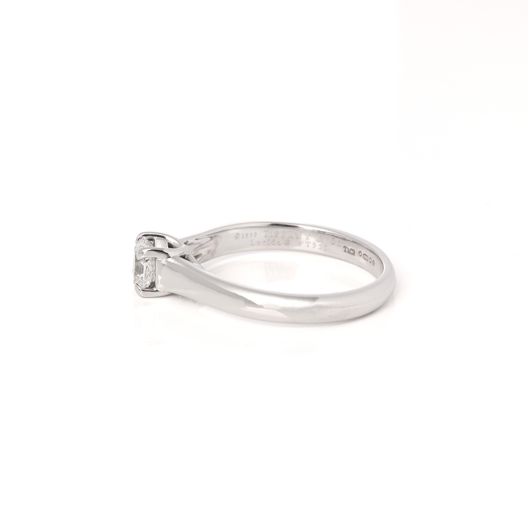 Tiffany & Co. Solitär-Ring mit 0,41 Karat Diamant im Lucida-Schliff (Carréeschliff) im Angebot