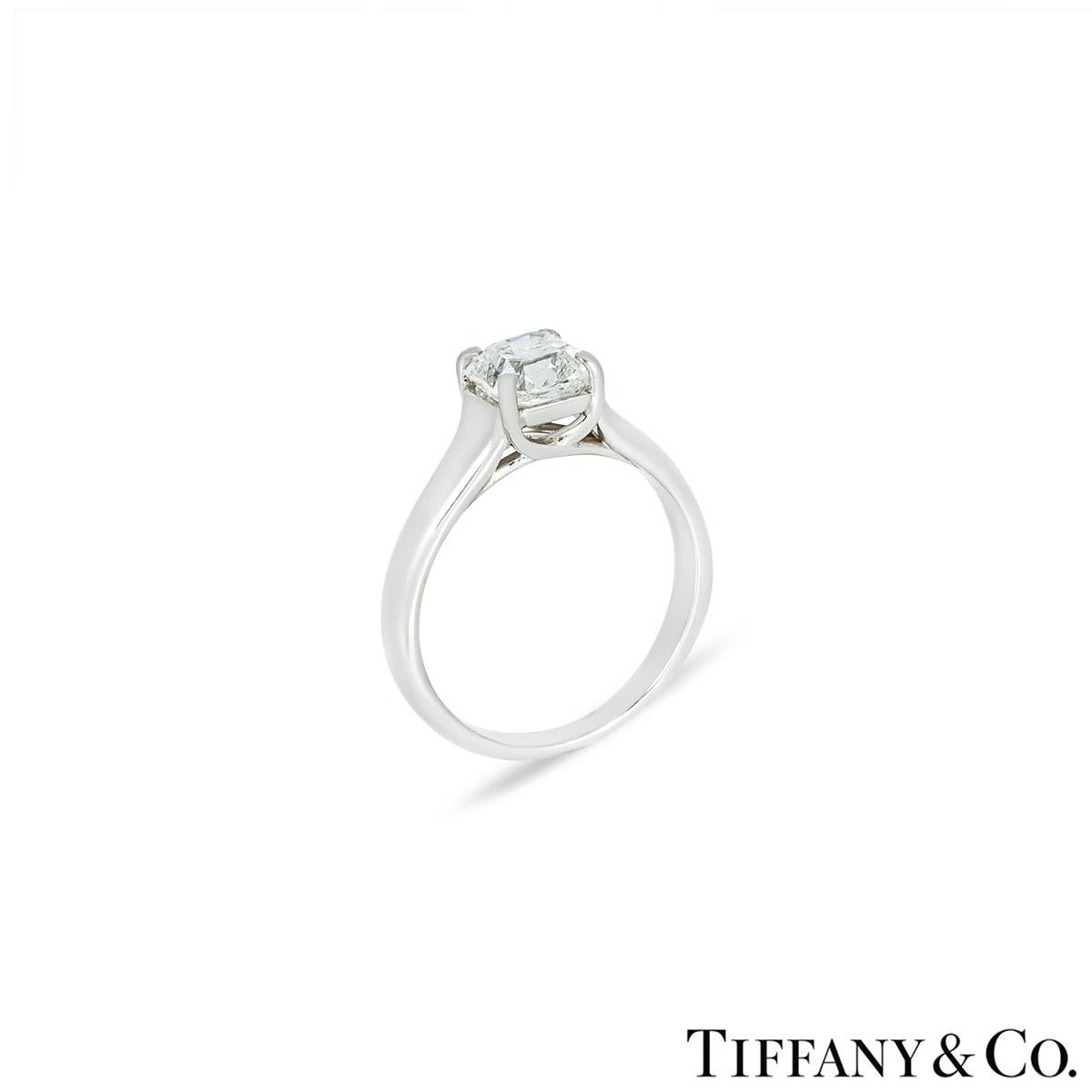 Une superbe bague en platine à diamants Tiffany & Co. de la collection Lucida. La bague comprend un diamant de taille Lucida dans une monture à 4 griffes, d'un poids de 1,52ct, de couleur G et de pureté VVS1. La bague mesure 4,6 mm de large et se