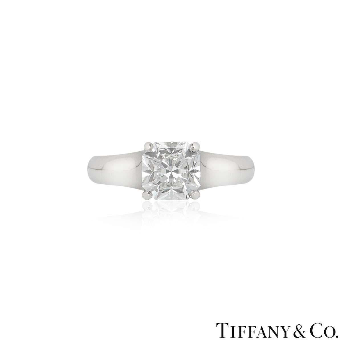 Ein atemberaubender Platin-Diamantring von Tiffany & Co. aus der Collection'S Lucida. Der Ring besteht aus einem Diamanten im Lucida-Schliff in einer 4-Krallen-Fassung mit einem Gewicht von 1,27ct, Farbe E und Reinheit VS1. Der Ring hat die Größe UK