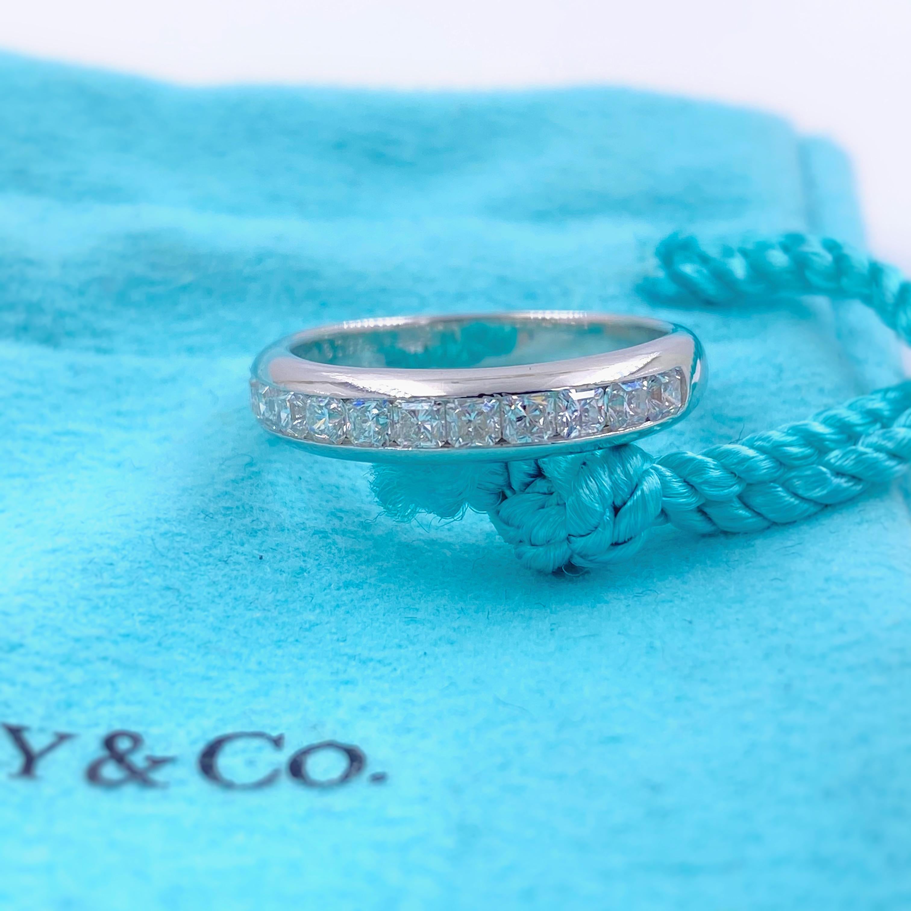Tiffany & Co Lucida Diamant Ehering
Stil:  Lucida 13 Steinband
Metall:  Platin PT950
Größe:  6,5 groß
Abmessungen:  4 MM
TCW:  0,65 tcw
Hauptdiamant:  13 Lucida-Diamanten
Farbe & Klarheit:  F - G / VS2
Wahrzeichen:  ©TIFFANY&CO. LUCIDA
Enthält: 