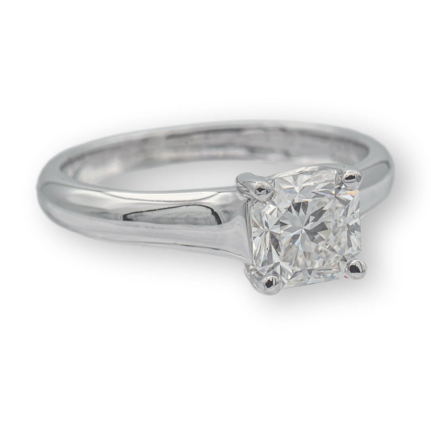 Taille carrée Tiffany & Co. Bague de fiançailles Lucida diamant .87ct EVS2 en platine en vente