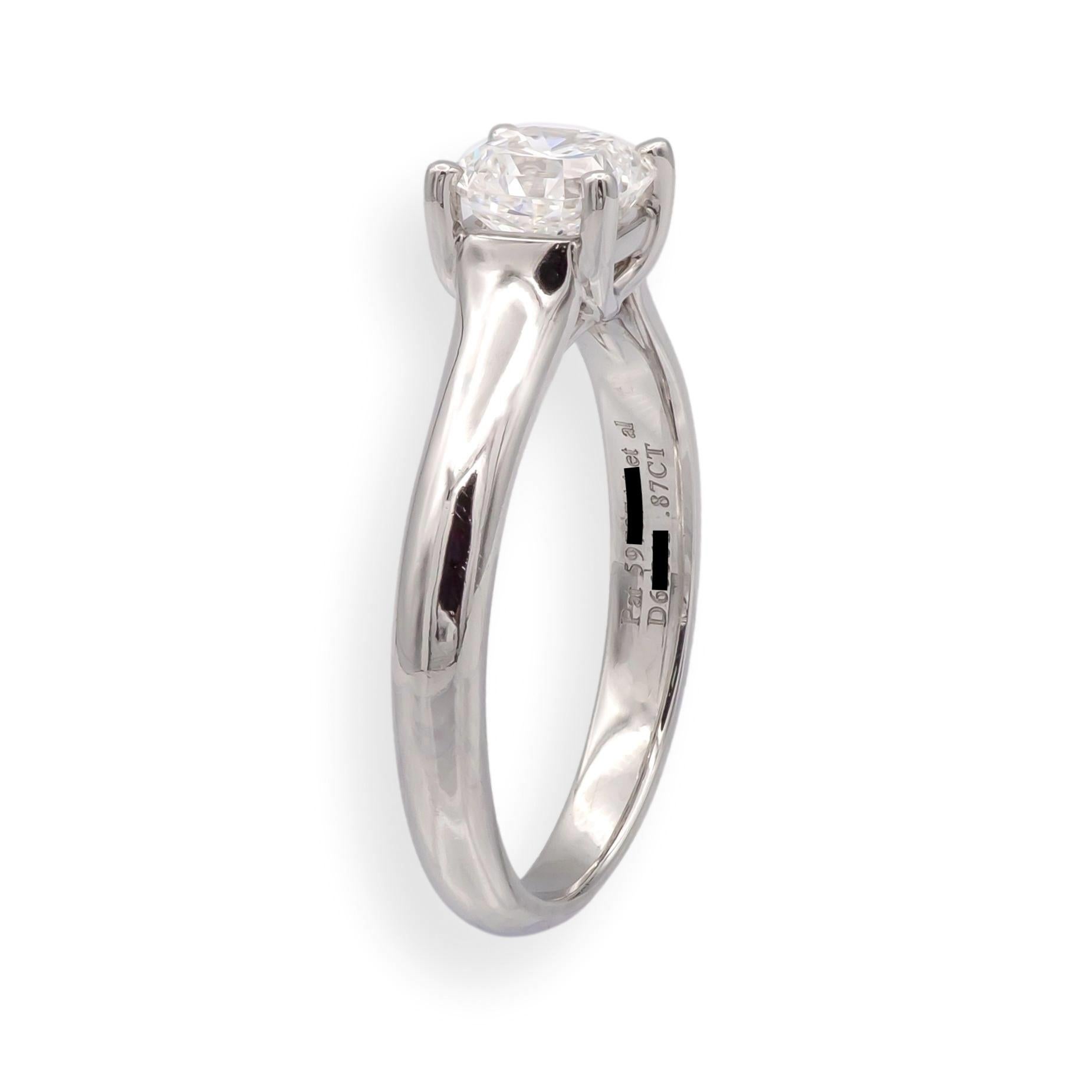 Tiffany & Co Lucida Verlobungsring mit einem 0,87 Karat Zentrum E Farbe VS2 Klarheit fein in Platin gefertigt.  Dieser Ring würde heute zu einem Preis von $12.000 verkauft werden, basierend auf dem Trueing-Preis von Tiffany. Begleitet von einem