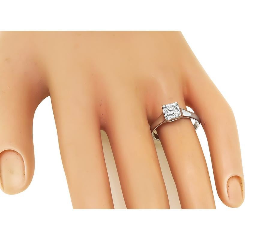 Dies ist ein atemberaubender Solitär-Verlobungsring Lucida aus Platin von Tiffany & Co. Der Ring ist mit einem funkelnden GIA-zertifizierten Diamanten im Radiant-Schliff mit einem Gewicht von 1,08 ct besetzt. Die Farbe des Diamanten ist I mit VS1
