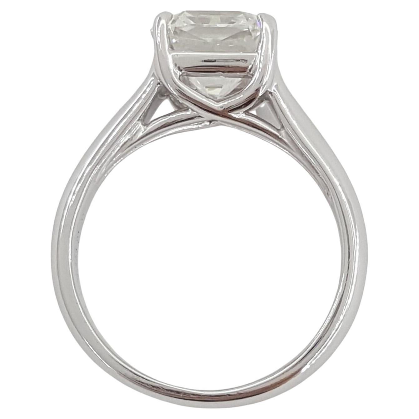  Tiffany & Co. 2.16 ct Platinum Lucida Square Brilliant Cut Diamond Solitaire Engagement Ring. 



La bague pèse 6,1 grammes, taille 4,5, la pierre centrale est un diamant Natural Lucida Cut-Cornered Square Brilliant Cut pesant 2,16 ct, de couleur