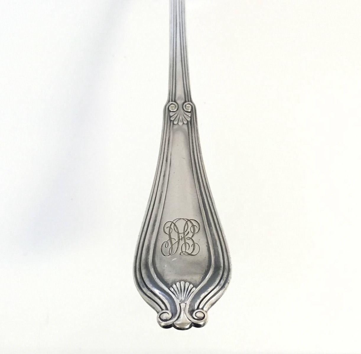 Américain Tiffany & Co. Makers Silver Plated Whittier 1907 Large Flat Handle Crumb Knife (couteau à miettes) en vente