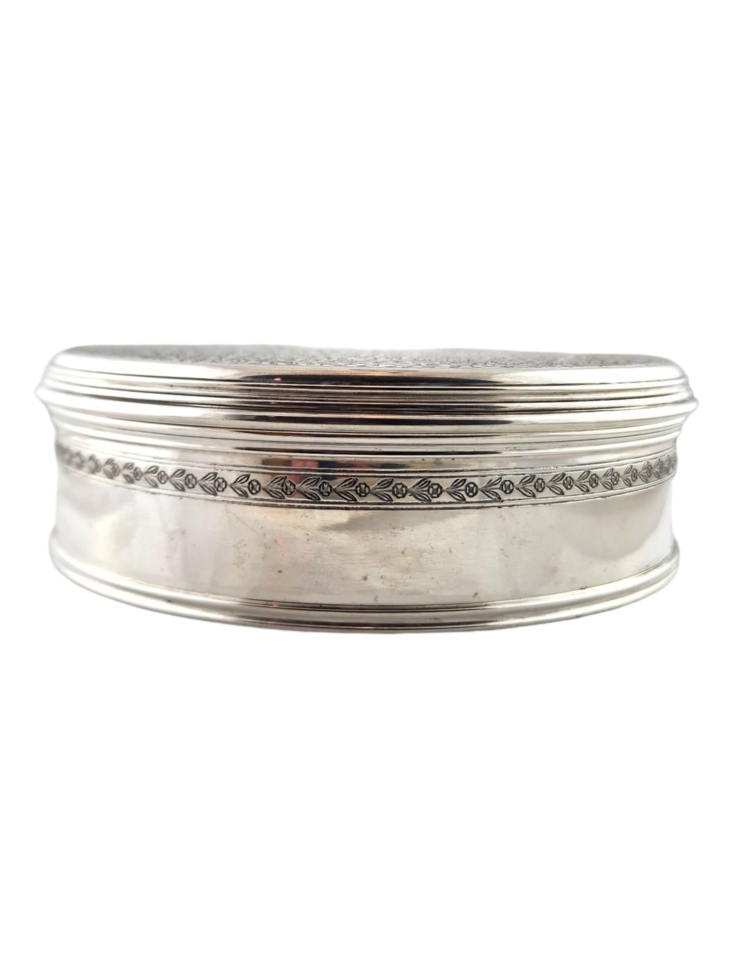 Tiffany & Co Makers Plata de ley 1921-22 Caja redonda floral para tocador 

Esta magnífica caja redonda para tocador de la asombrosa diseñadora Tiffany & Co Makers fue meticulosamente elaborada en plata de ley con un impresionante motivo floral