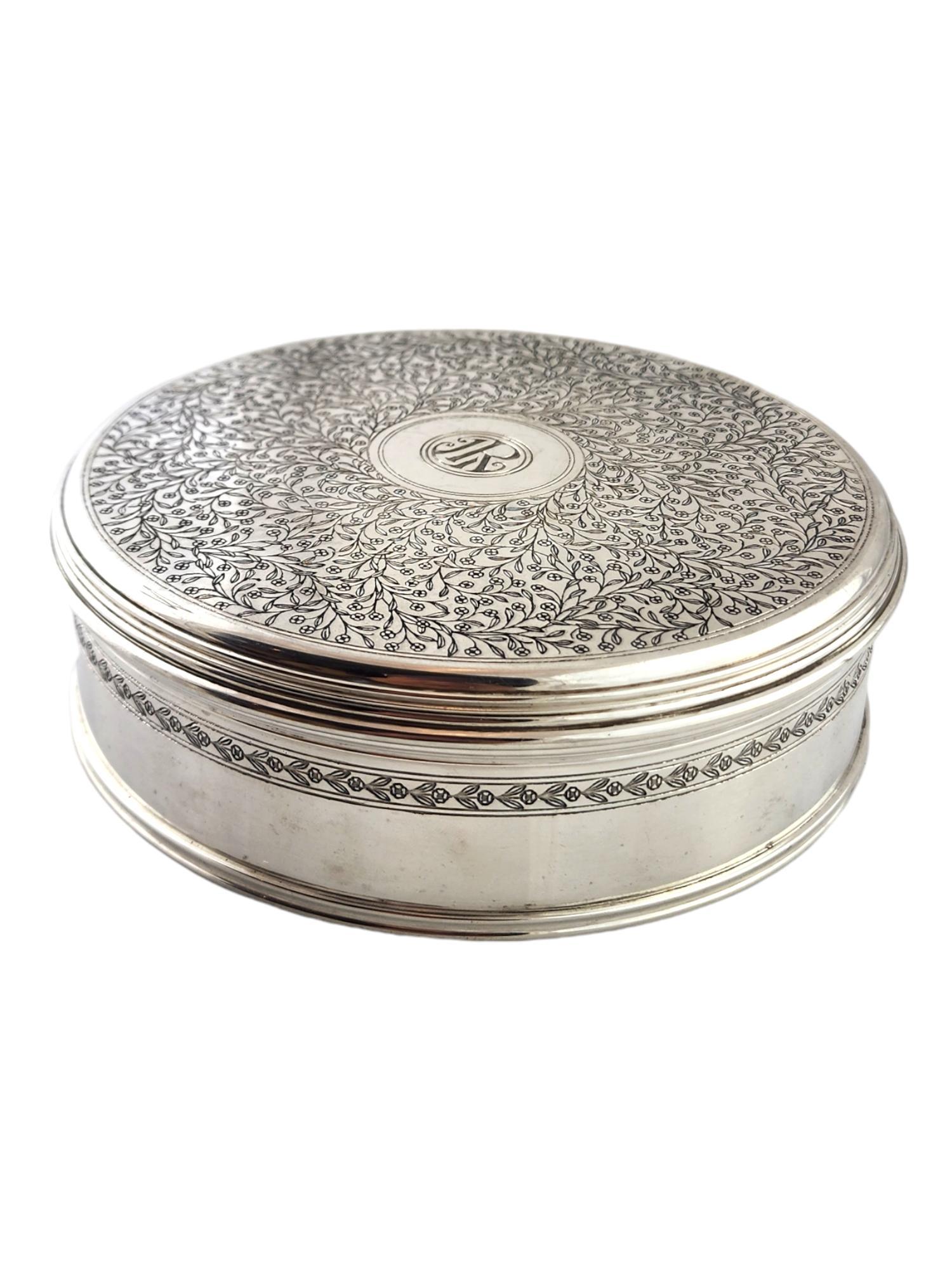 Tiffany & Co Makers Plata de ley 1921-22 Caja redonda floral para tocador #18479 en Bueno estado para la venta en Washington Depot, CT