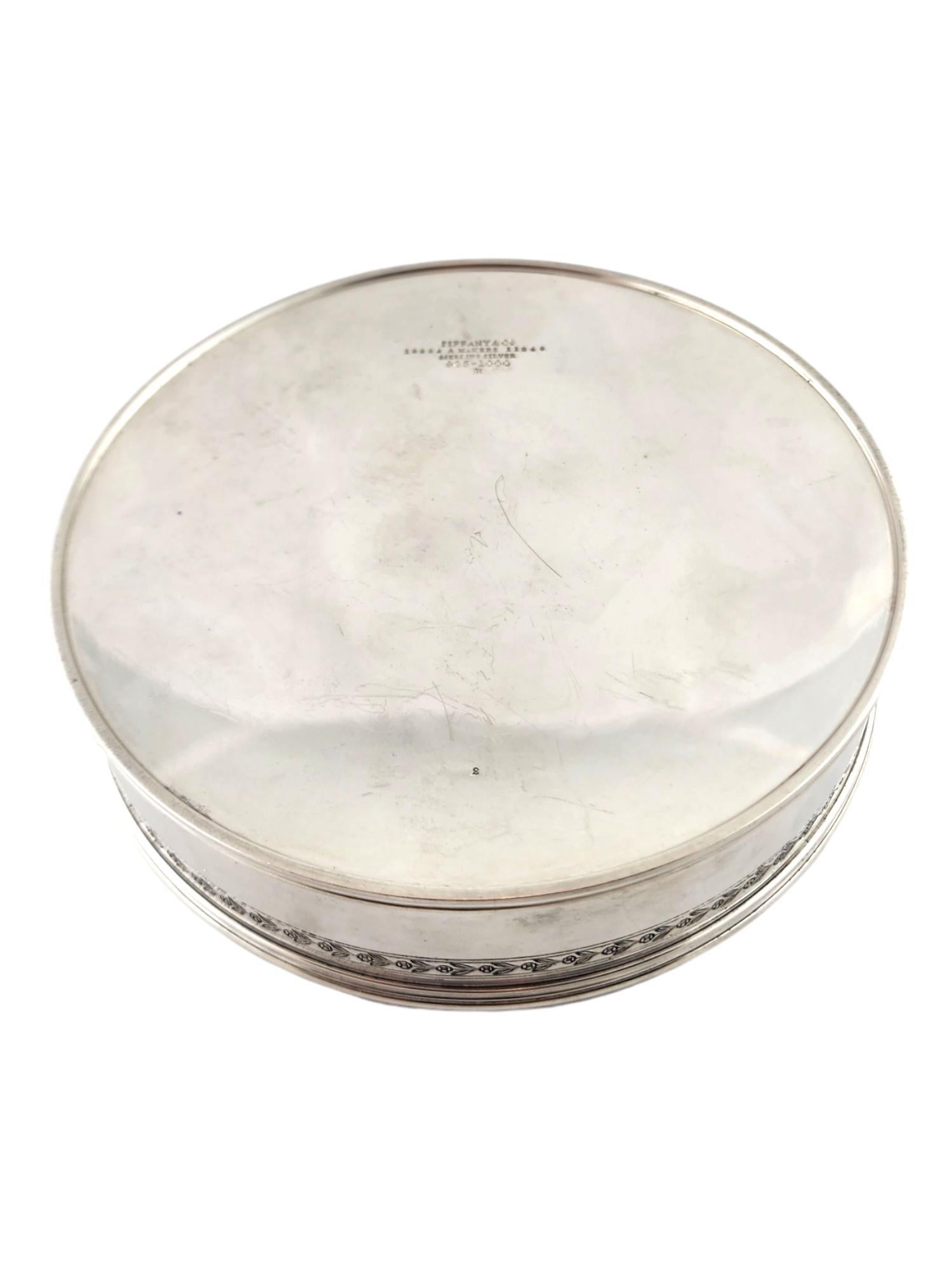 Tiffany & Co Makers Plata de ley 1921-22 Caja redonda floral para tocador #18479 en venta 4