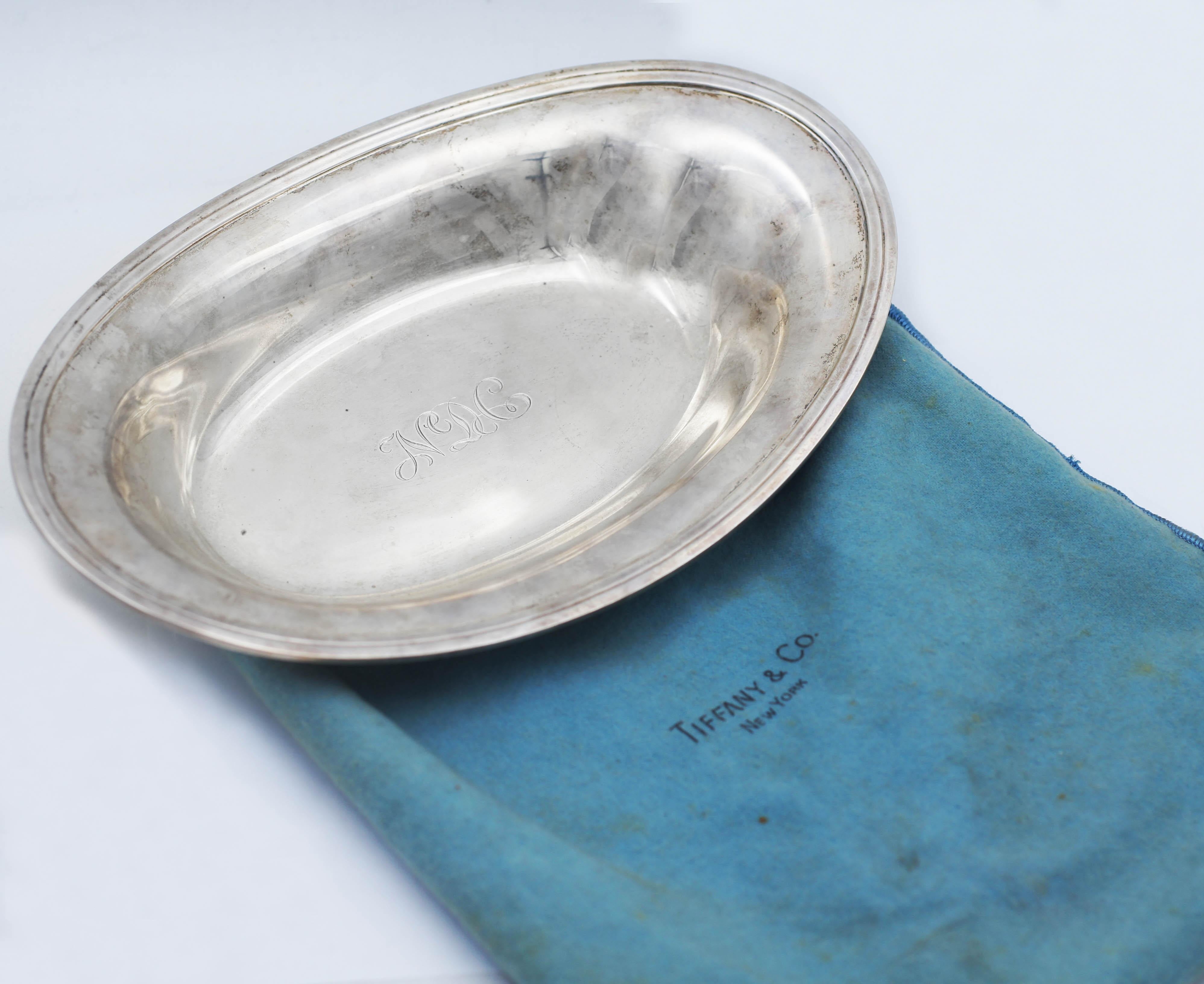 TIFFANY & Co.
Sterling Silver 925
Platter Bowl Tray
Serving or Decorative piece
Approx. : 6 5/8