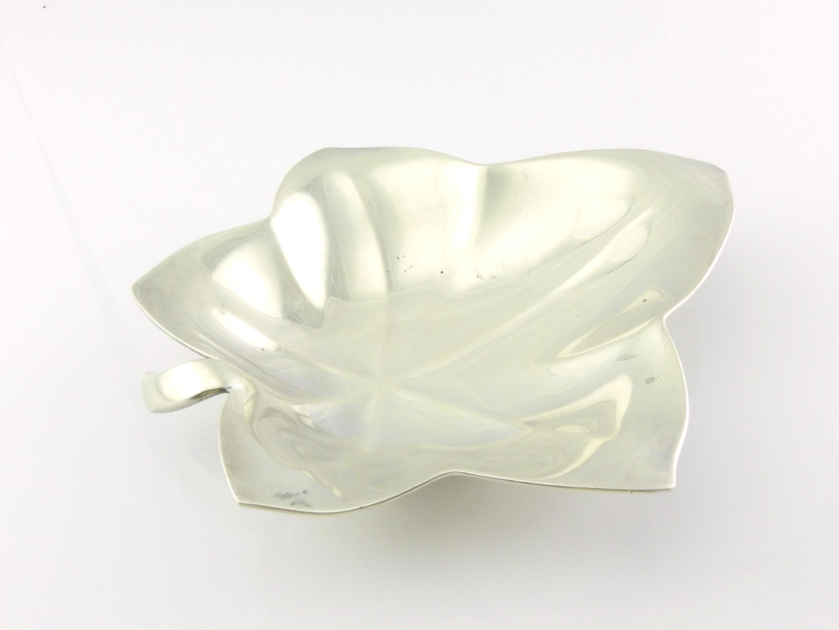 Plato hoja de plata de ley de los fabricantes Tiffany & Co.

Este es un precioso plato de hojas de plata de ley diseñado por Tiffany & Co. Este plato con pie tiene un diseño figurado de hojas que sería una magnífica adición a cualquier