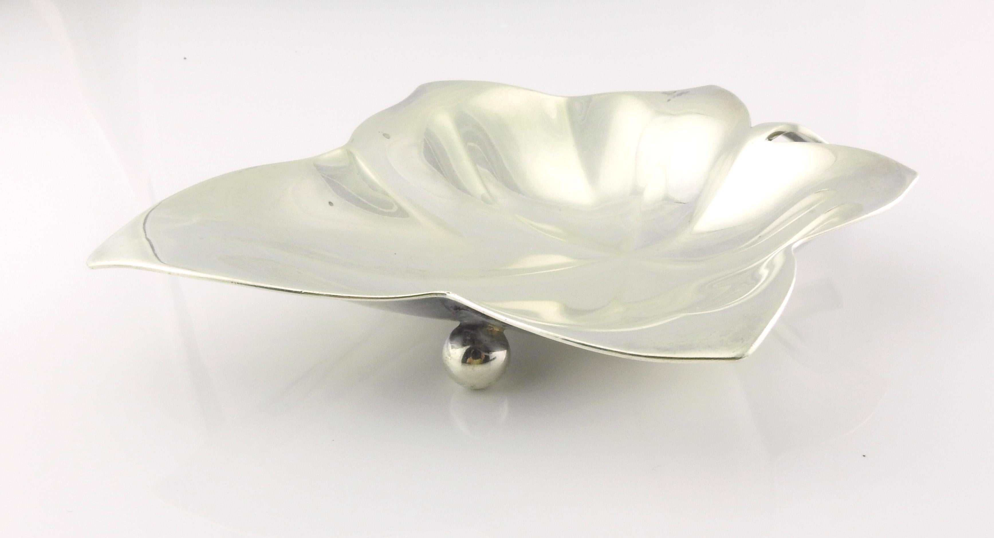 Tiffany & Co Makers Sterling Silver Leaf Dish In Good Condition For Sale In Washington Depot, CT