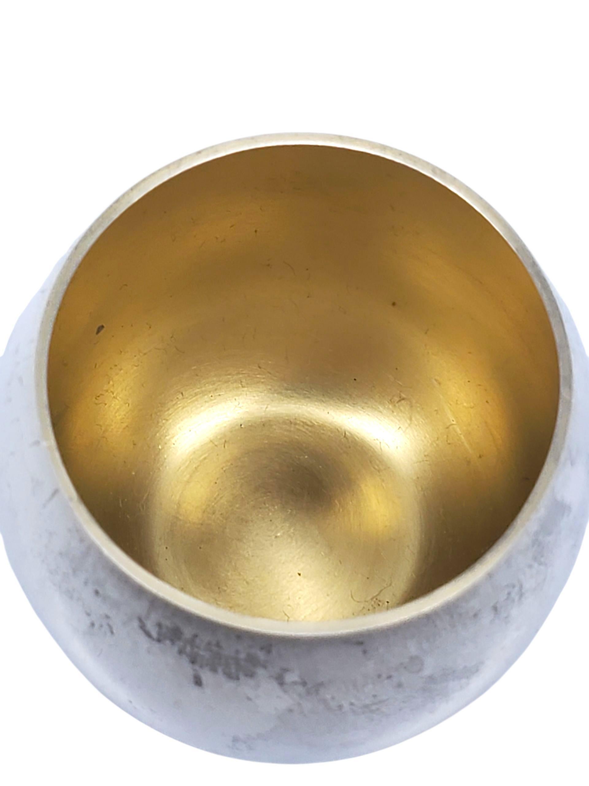Tiffany & Co. Coppa Cordiale Makers in argento sterling vermeil 

Questa elegante coppa cordiale in argento sterling di Tiffany & Co. ha una forma arrotondata e modernista e un interno dorato. 

Coppa cordiale abbinata #22633

Dimensioni: circa 1,5